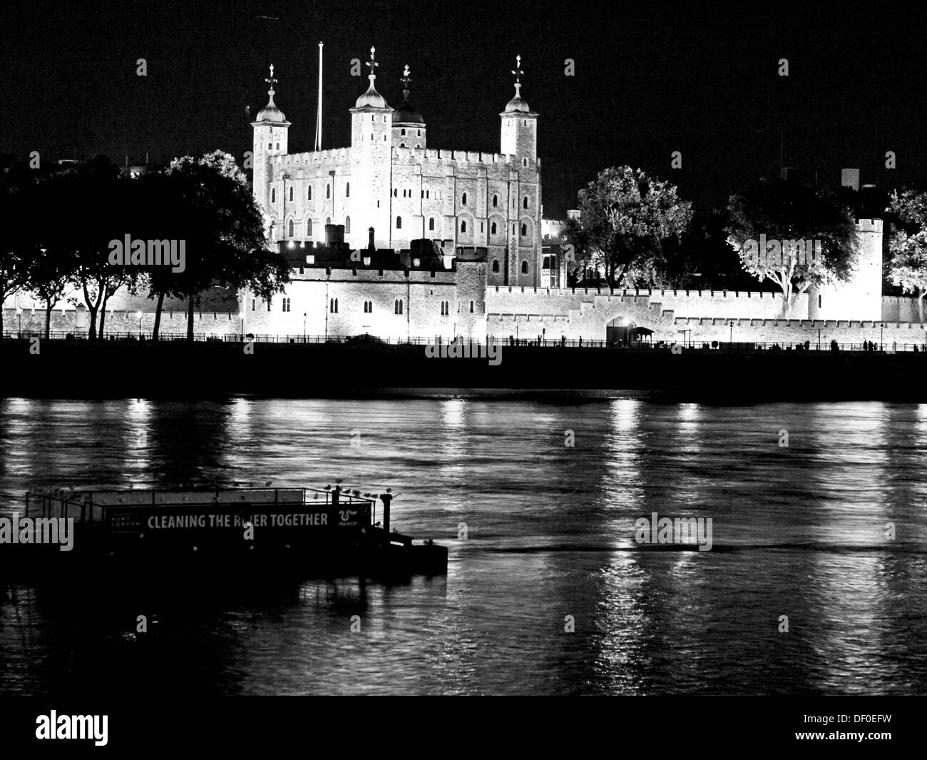 Der Tower of London bei Nacht zeigt die Themse, London Borough of Tower Hamlets, London, England, Vereinigtes Königreich Stockfoto