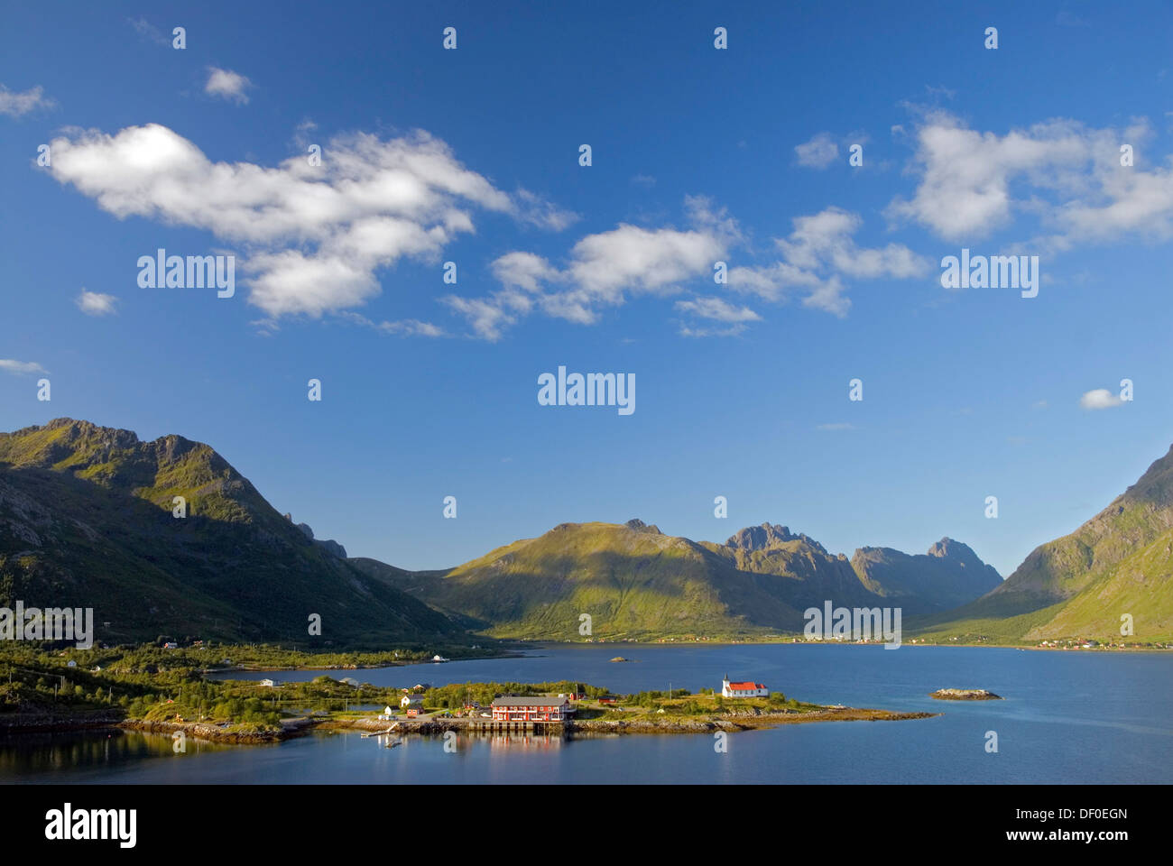 Das winzige Dorf Sildpollnes und seine Kirche, umgeben von Wasser und hohen Bergen auf den Lofoten-Insel fährfrei Stockfoto