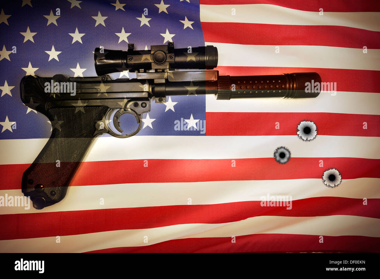 Pistole und amerikanische Flagge. Reglementierung von Waffenbesitz Idee Stockfoto