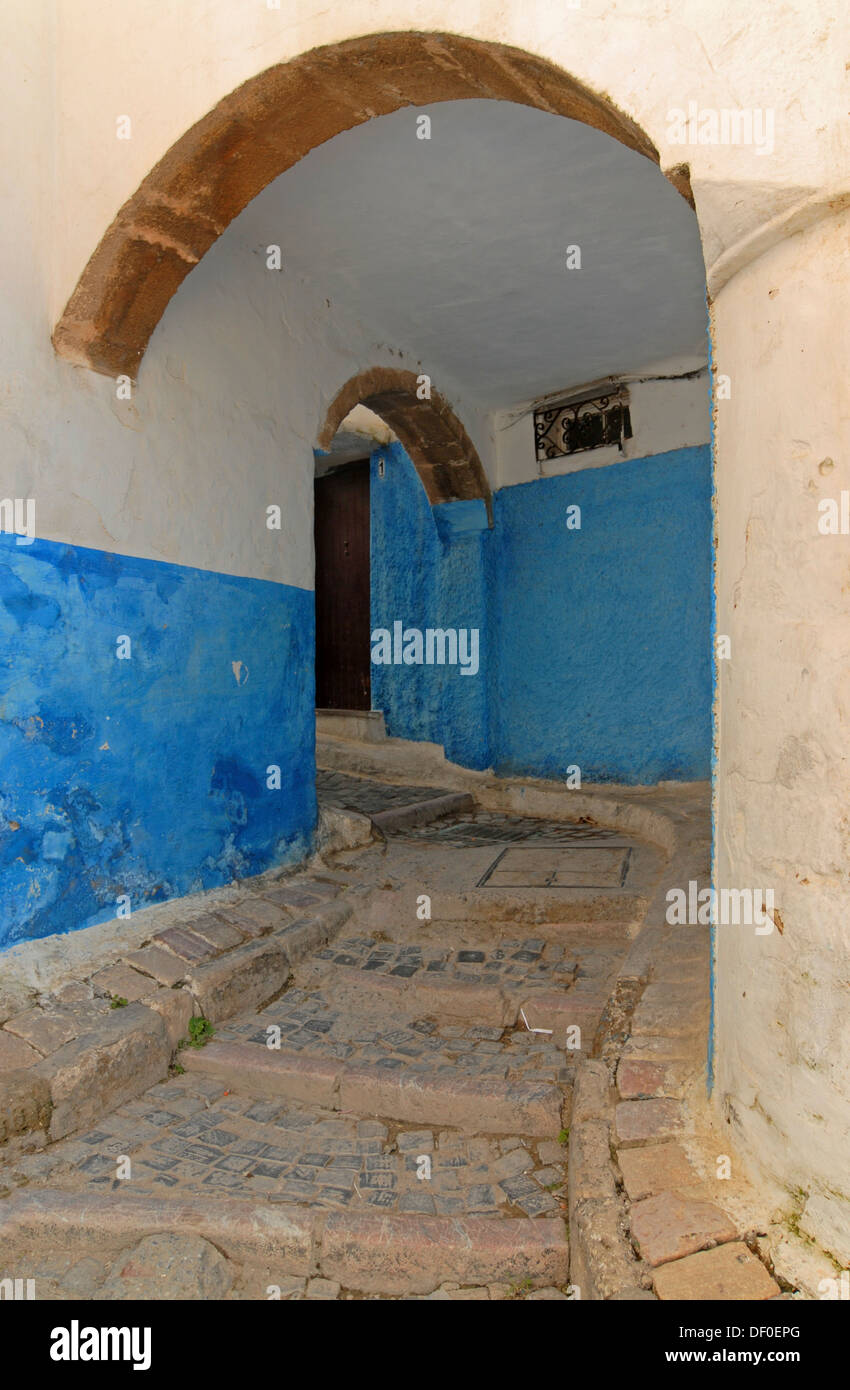 Eine Gasse mit Bögen und Treppen in der Kasbah des Oudaias, der Altstadt von Rabat, Marokko, Afrika Stockfoto