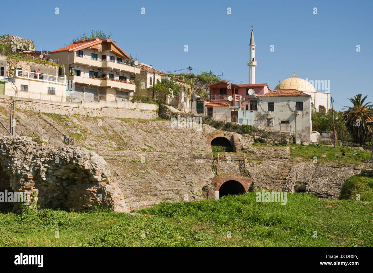 Europa, Albanien, Durres, römische Amphitheater, 12:00, mit Moschee hinten Stockfoto