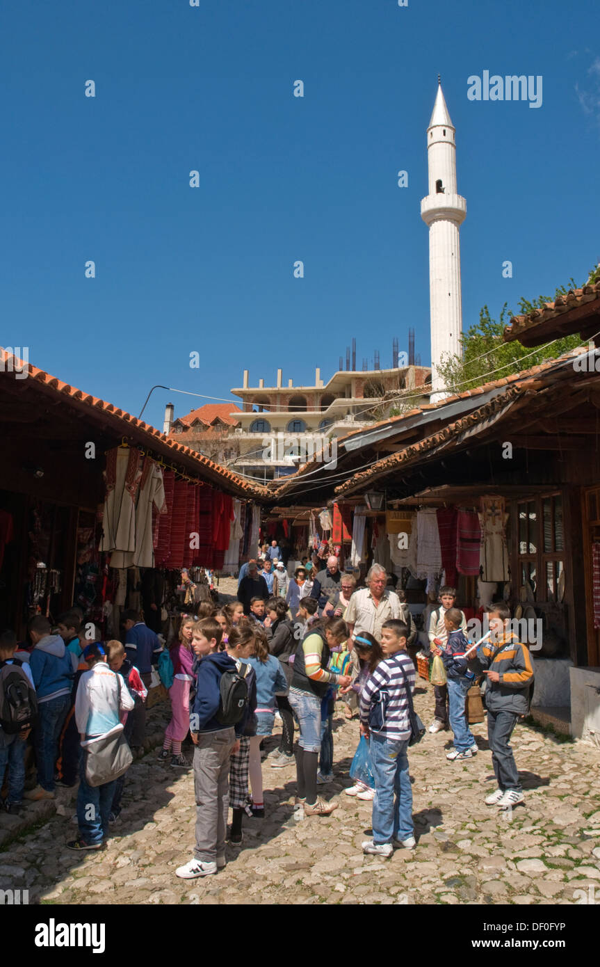 Europa, Albanien, Kruja, den Markt mit Kindern und Touristen und Minarett auf Rückseite Stockfoto
