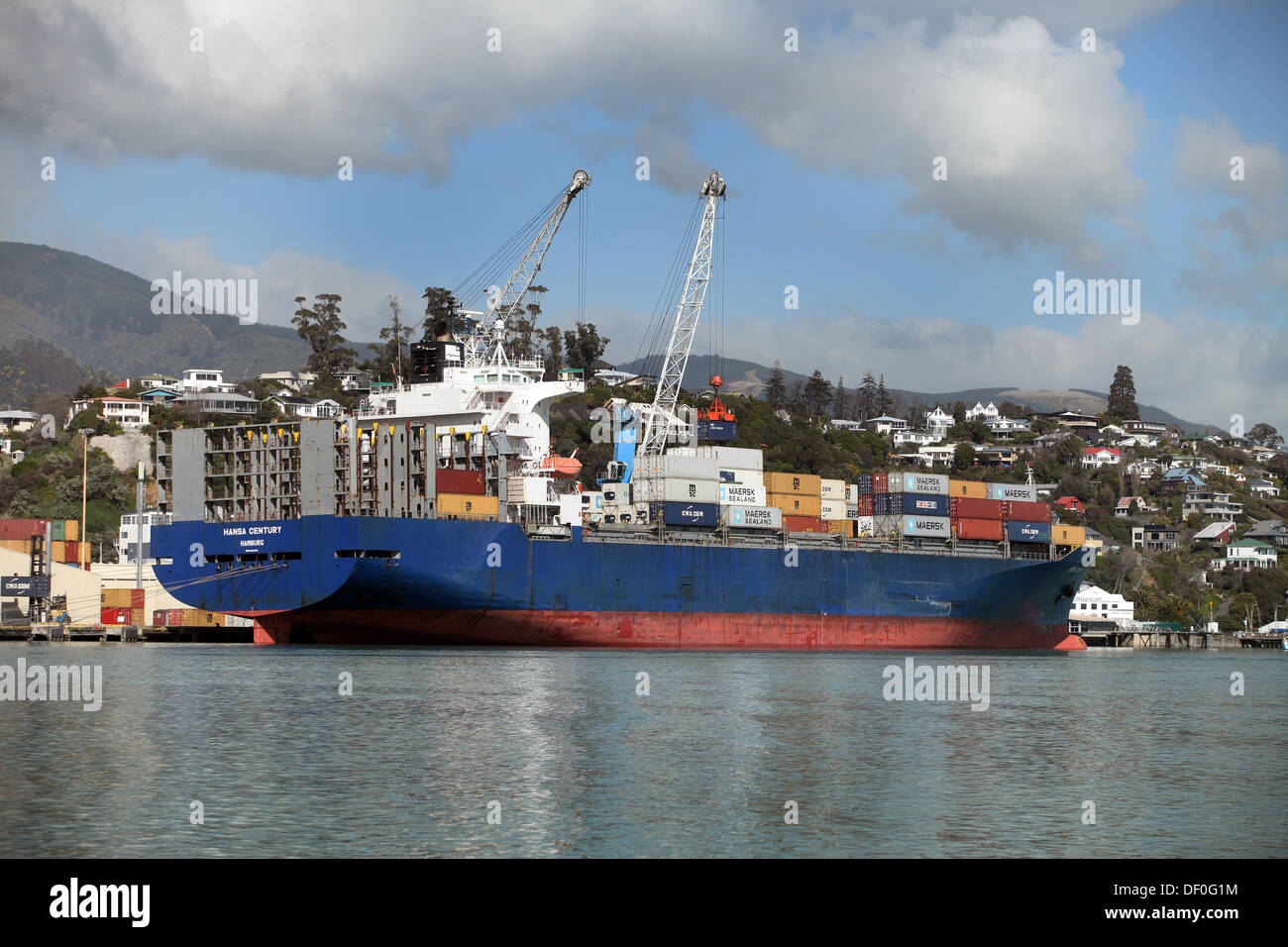 Containerschiff am Kai bei Port Nelson, Neuseeland Stockfoto