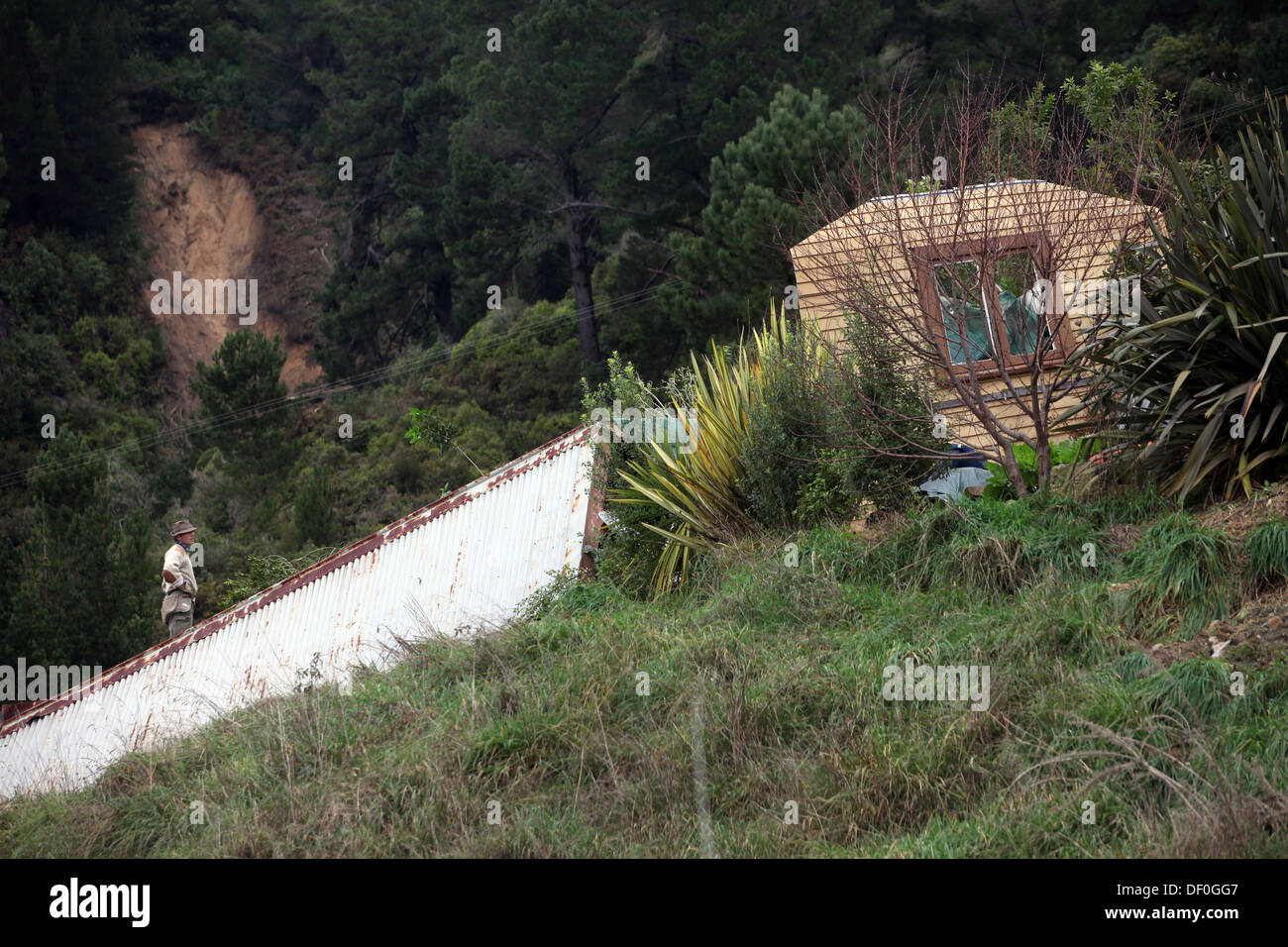 Haus zerstört durch Erdrutsch Tötung Insassen nach Starkregen in Marahau, Nelson, Neuseeland Stockfoto