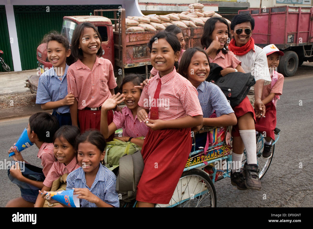 Indonesien, Java, Probolinggo, elf Kinder auf eine Rikscha taxi Stockfoto