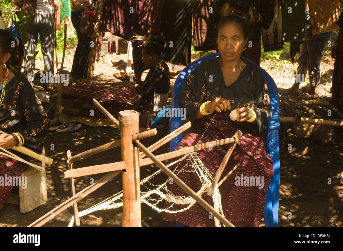 Indonesien, Flores, Larantuka, Kawaliwu Dorf, Frau in traditioneller Drsss weben Ikat material Stockfoto