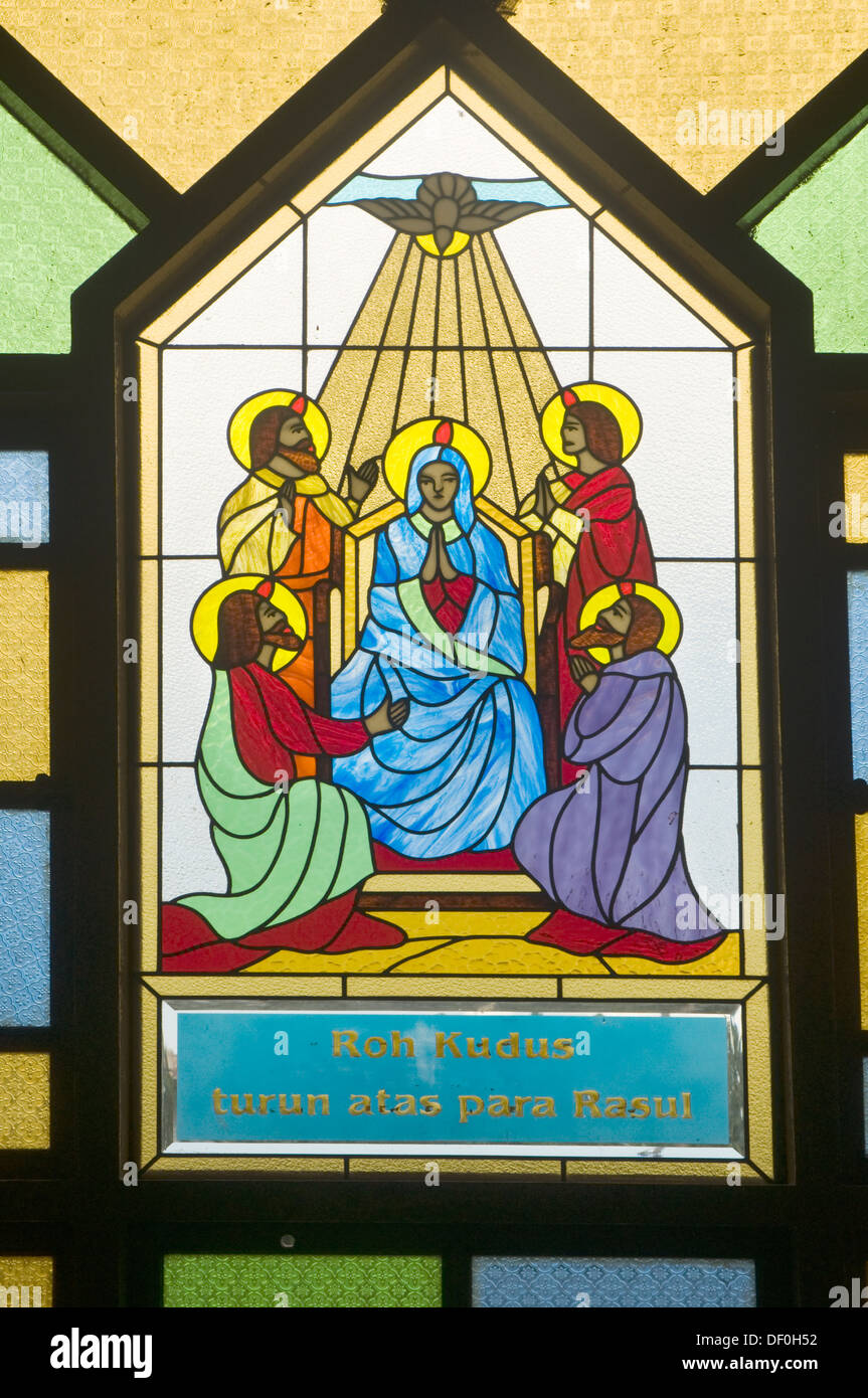 Indonesien, Flores, Larantuka, katholische Kathedrale, Glasmalerei, senkt sich der Heilige Geist auf die Apostel Stockfoto