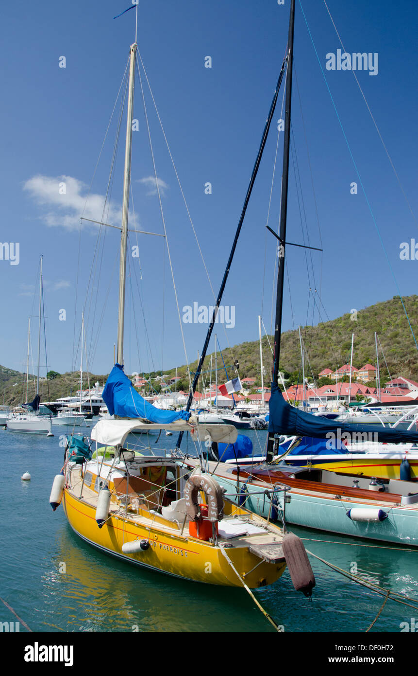 Französische Antillen, Karibik Insel Saint Barthelemy (St. Barts), Hauptstadt Stadt Gustavia. Bunte Boote Stockfoto