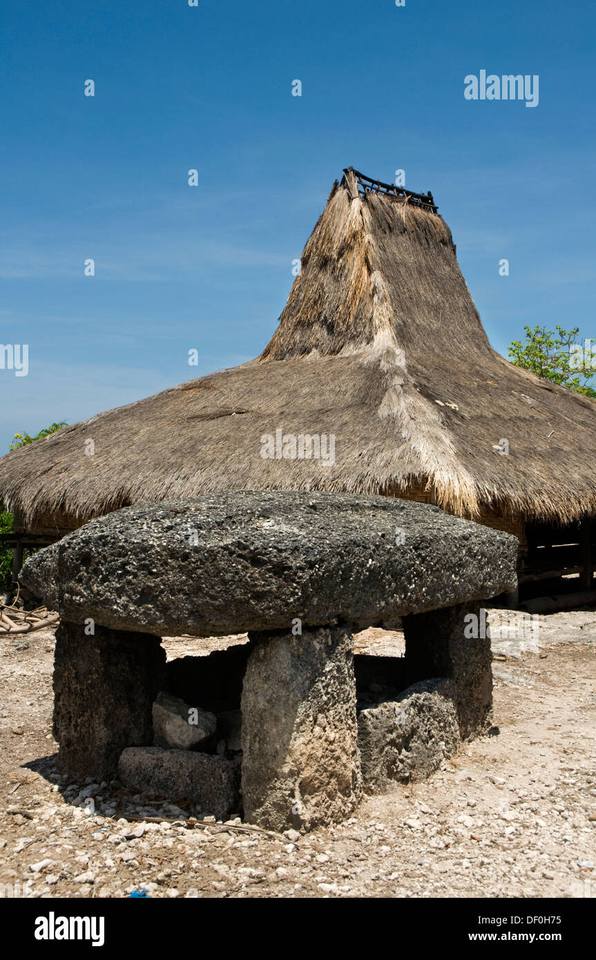 Indonesien, wies Sumba, Prailiang, Bergdorf mit traditionellen Strohdächern Stockfoto