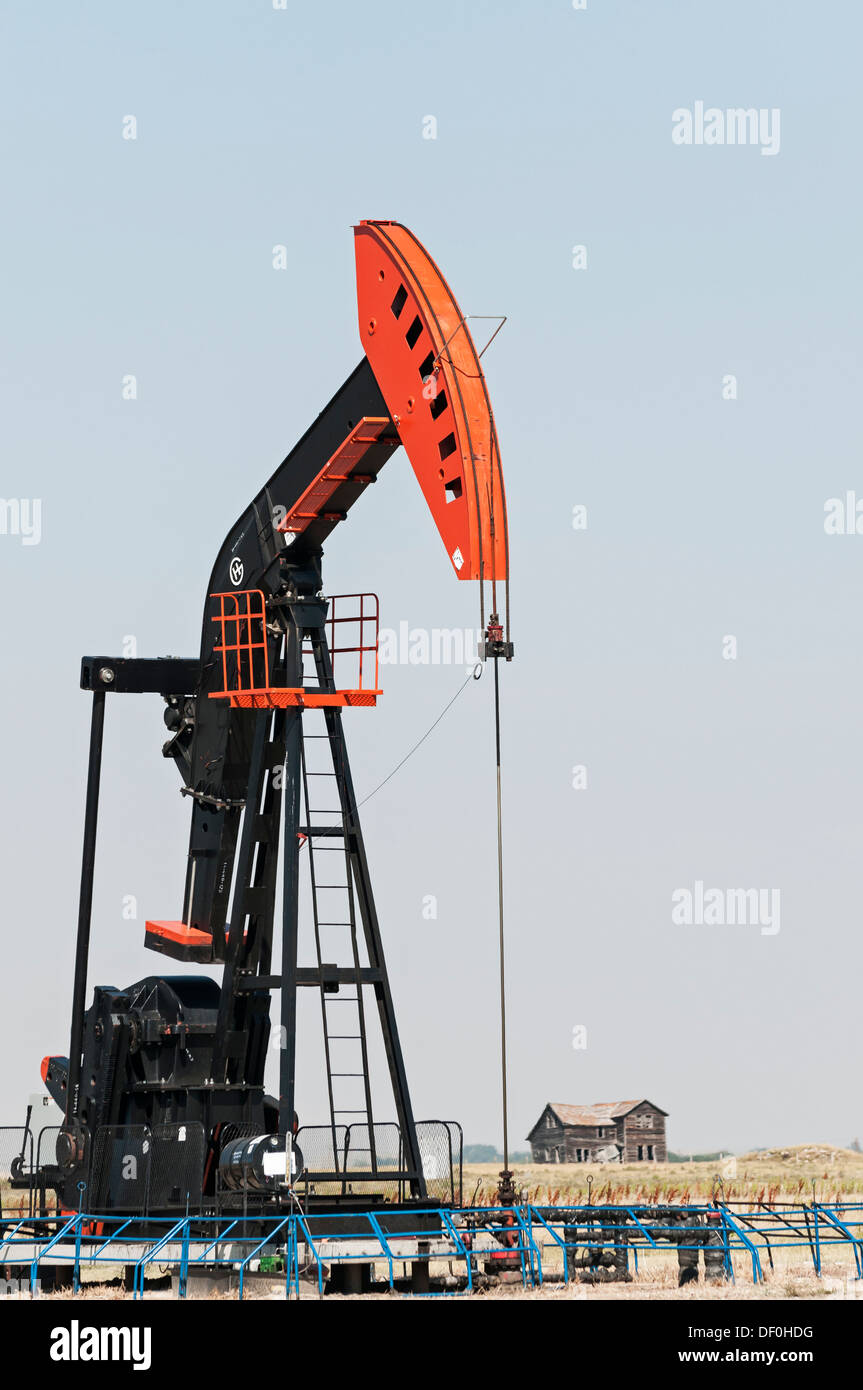 Ölfeld Bohrschwengels Pumpen Rohöl aus einer Ölquelle in Saskatchewan Oilpatch in der Nähe der Stadt Saunavon Stockfoto