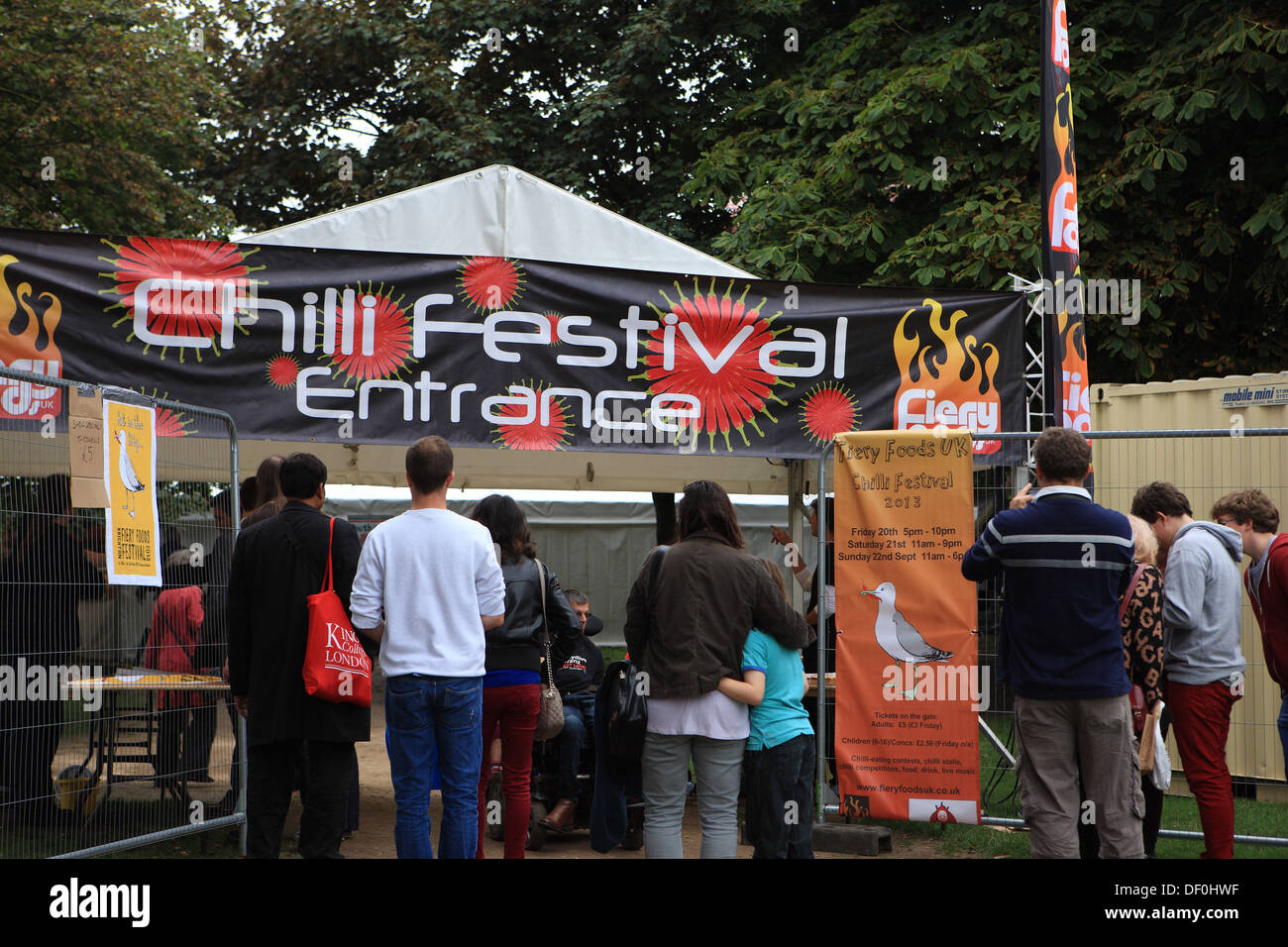 Menschen, die Warteschlangen am Eingang Chili Festival in Brighton Stockfoto