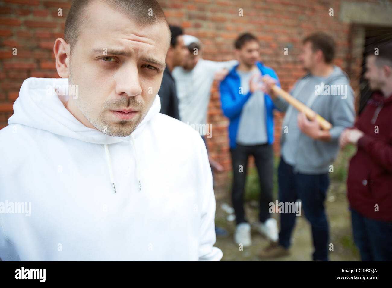 Porträt von zorniger Mann, Blick in die Kamera mit seinen Freunden auf Hintergrund Stockfoto