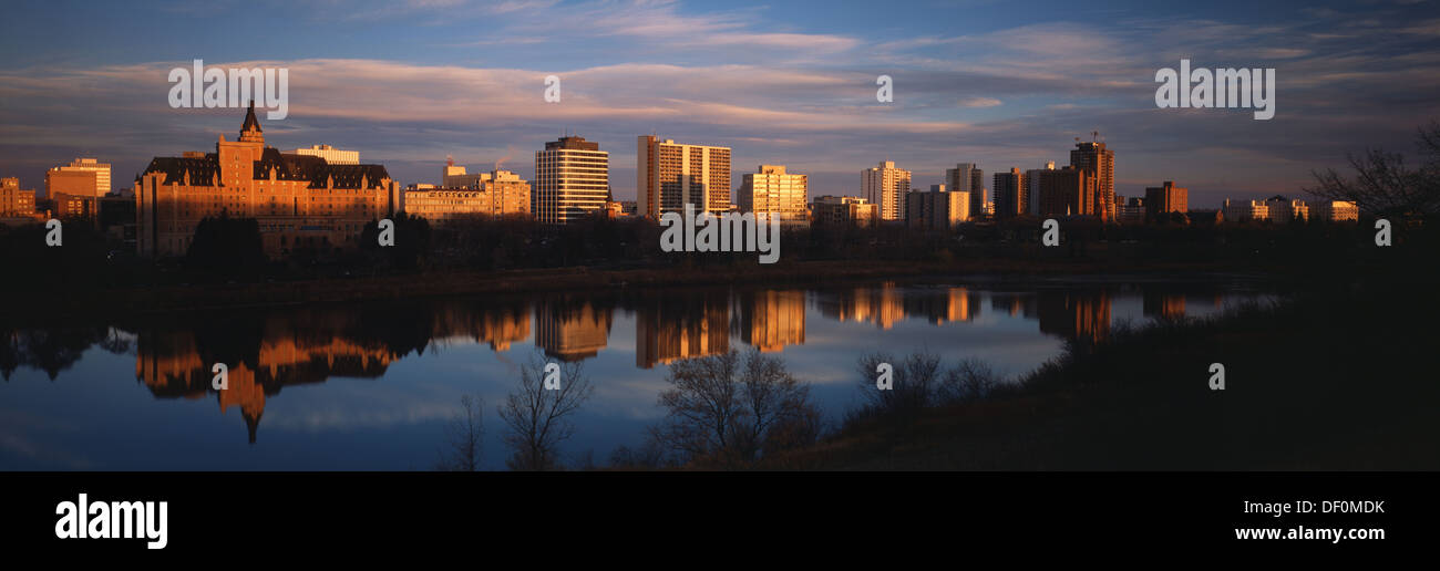 Kanada, Saskatchewan, Saskatoon, Blick auf die Stadt und South Saskatchewan River im Morgengrauen. Stockfoto