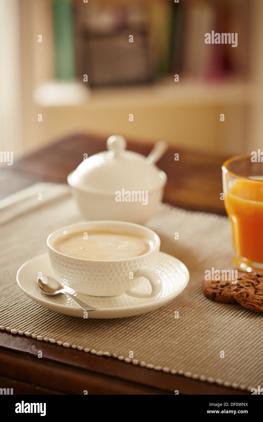 Schöne Frühstückstisch mit Saft, Kaffee und Gebäck Stockfoto