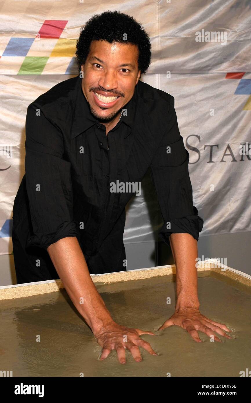 Lionel Richie verlässt seine Handabdrücke für die "Olympic Walk of Stars" in München am 16. Oktober 2004. Stockfoto