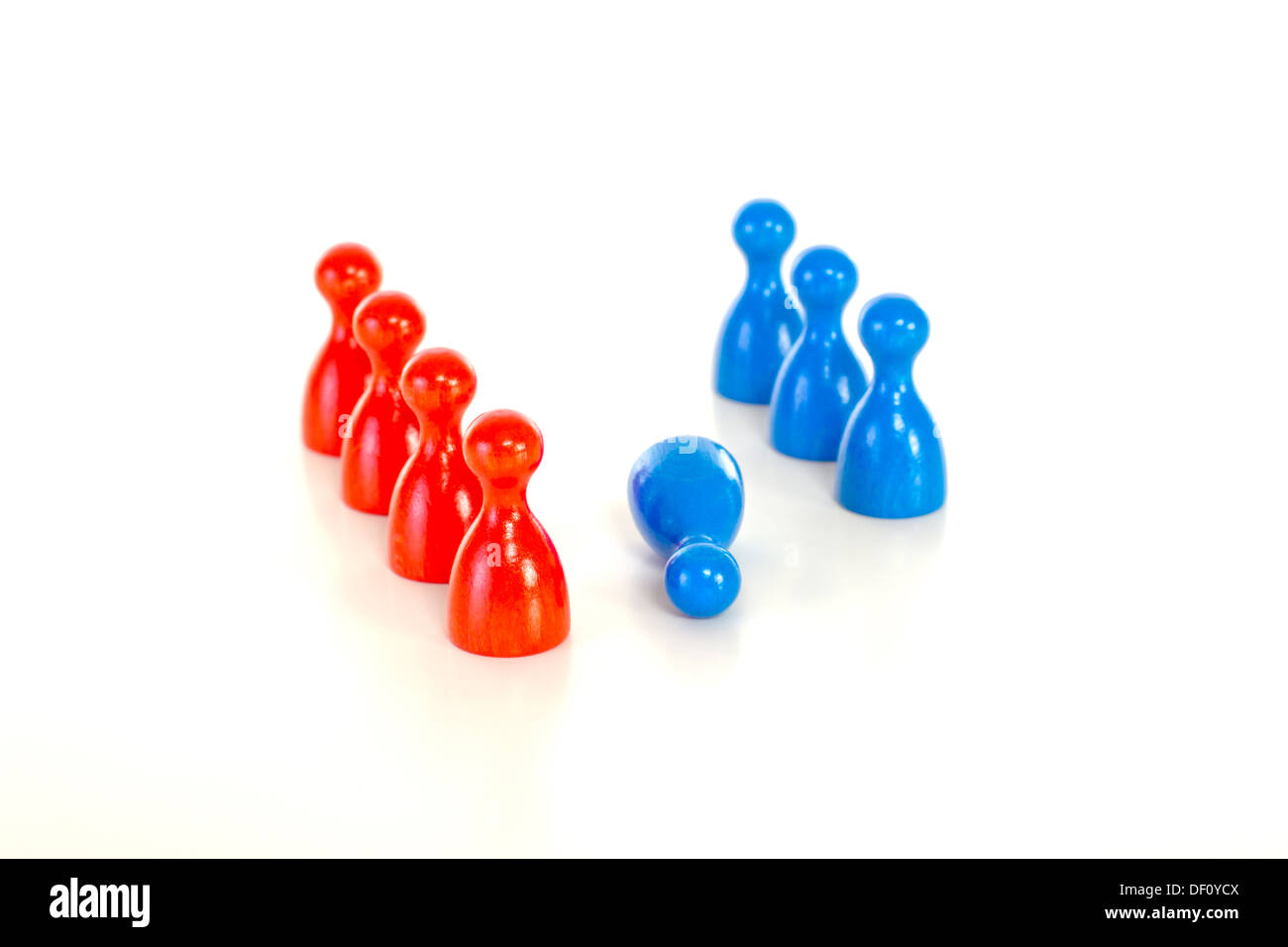 Gruppe von Meeples Mobbing blau Meeple am Arbeitsplatz Stockfoto