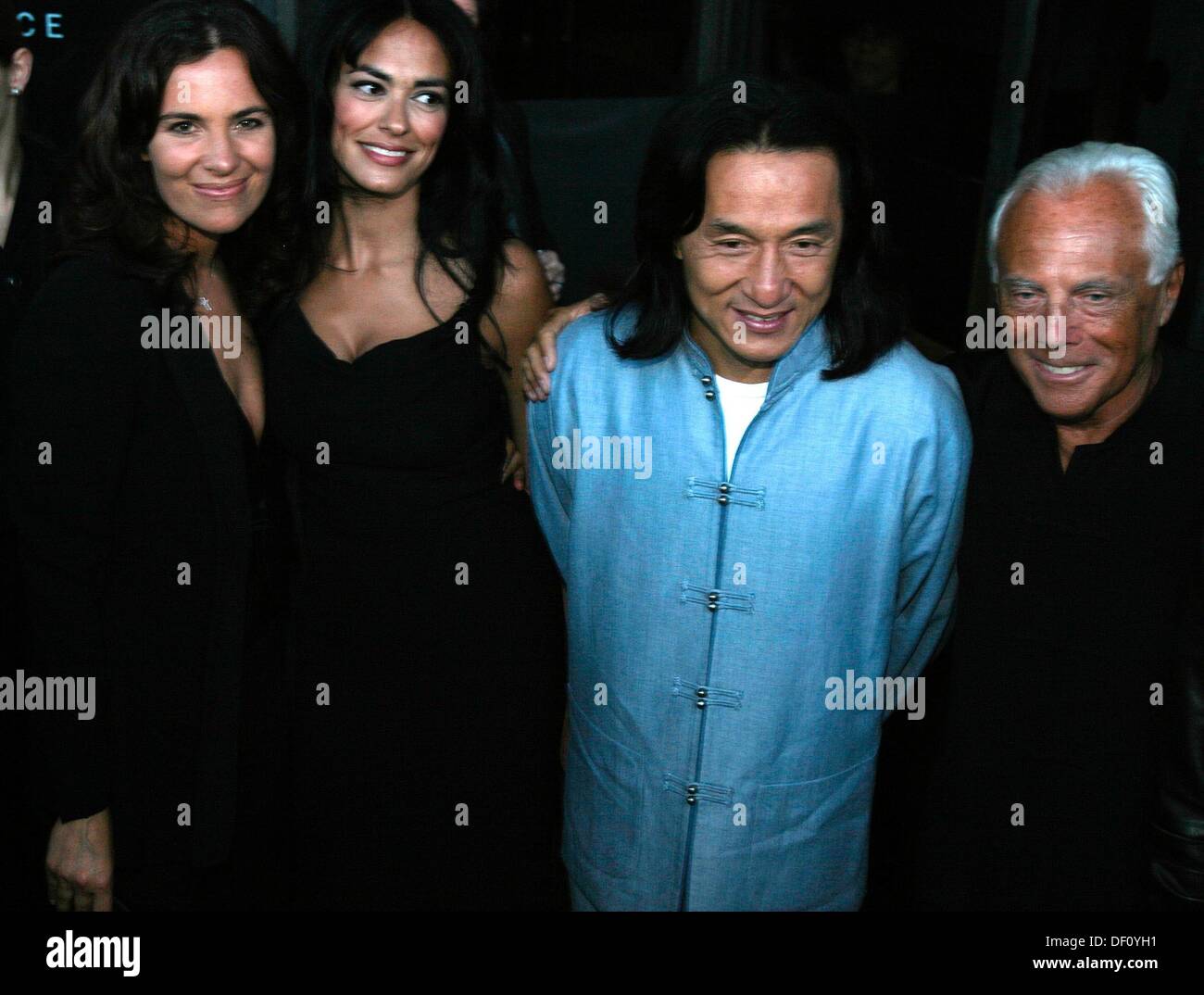 Roberta Armani, Maria Grazia Cucinotta, Jackie Chan und Georgio Armani (l-R) bei der Eröffnung der Ausstellung von Modedesigner Armani in Berlin. Stockfoto