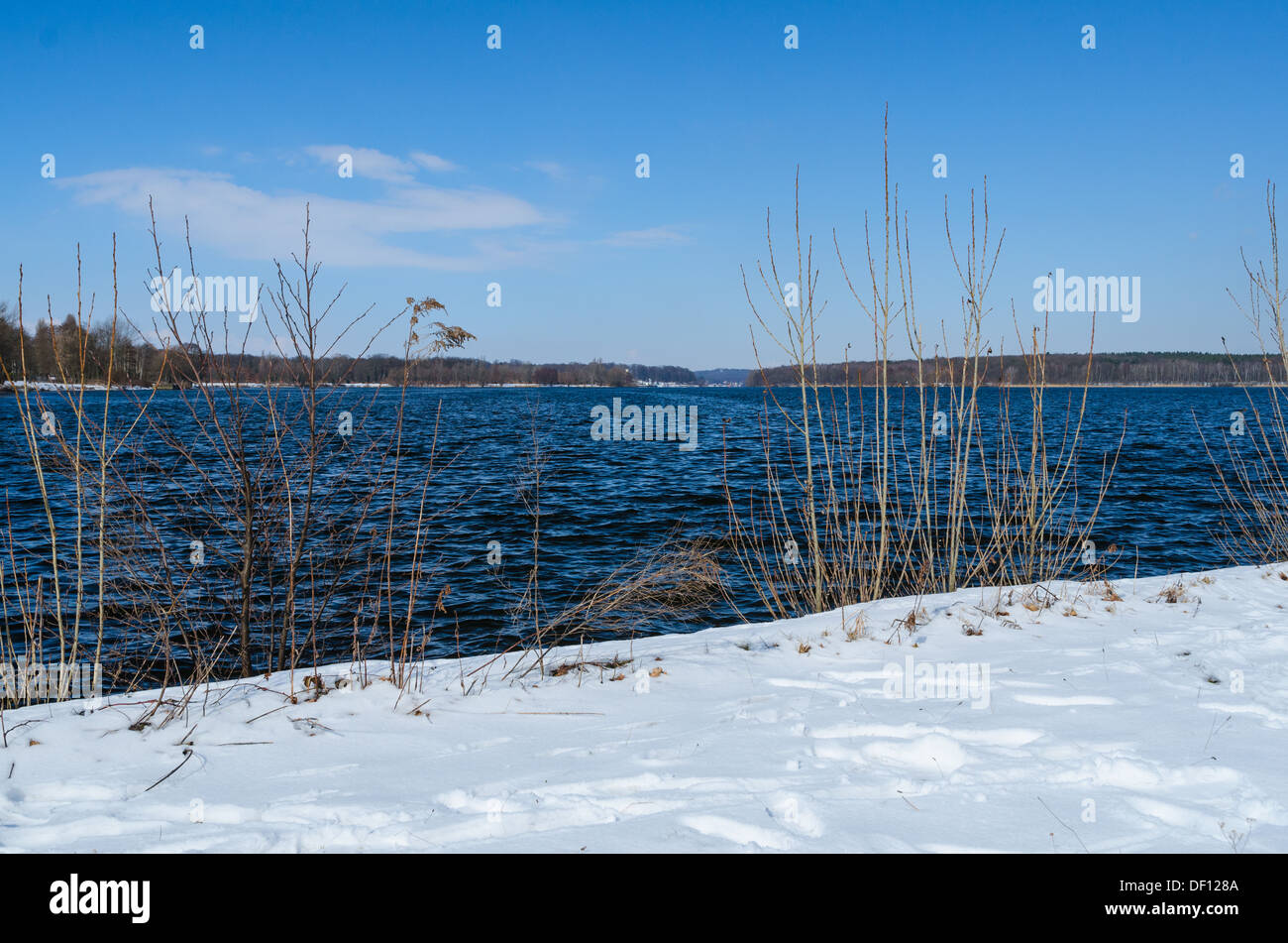 Verschneiten Ufer der Glienicker See auf Havel in Deutschland Stockfoto