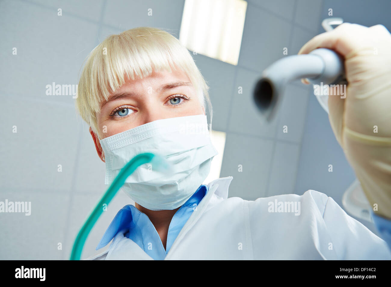 Zahnarzthelferin mit Salvia Auswerfer und Sauger helfen während der Zahnarzt Behandlung Stockfoto