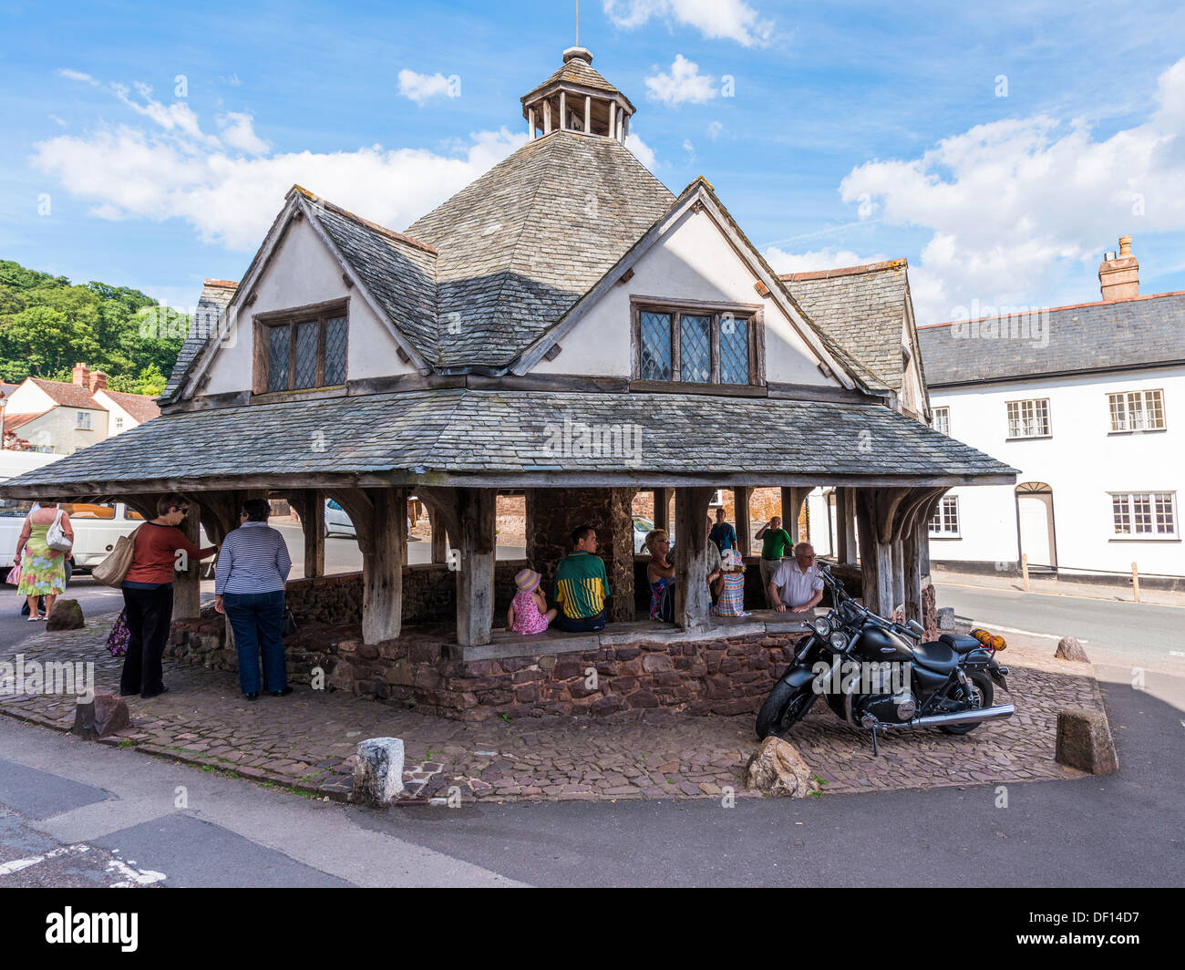 Dunster, Somerset, England, Großbritannien das Yarn Market Building, erbaut um 1590. Ein mittelalterliches Zentrum für Wolle. Stockfoto
