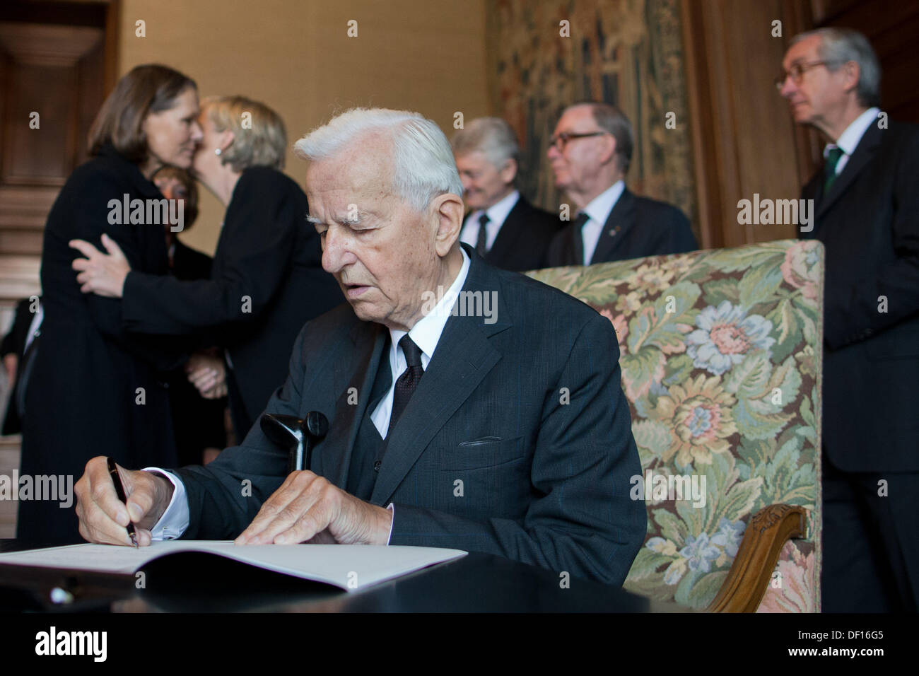 Der ehemalige Bundespräsident Richard von Weizsaecker signiert das Buch Kondolenzschreiben während der Trauerfeier für Berthold Beitz, Vorsitzender der Alfried Krupp von Bohlen Und Halbach-Stiftung in der Villa Hügel in Essen, Deutschland, 26. September 2013. Beitz wäre heute 100 geworden. Foto: ROLF VENNENBERND Stockfoto