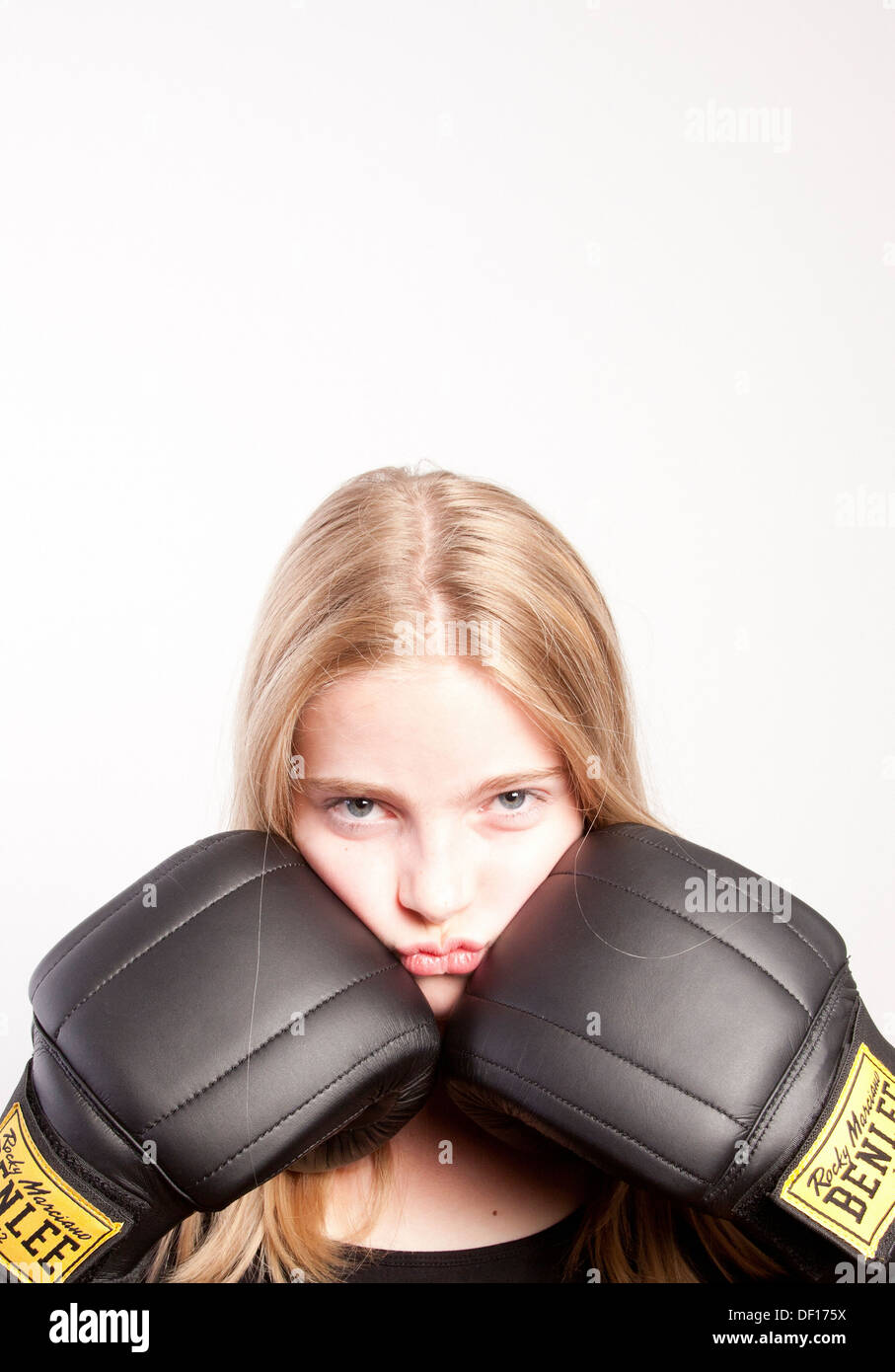Deutschland, ein Mädchen mit Boxhandschuhen Stockfoto
