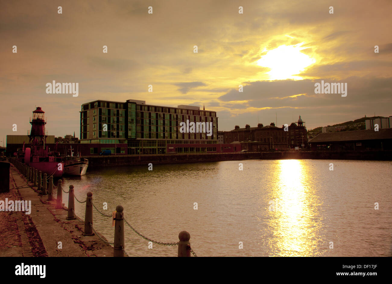 Dundee City Quay Sonnenuntergang über Dock mit Feuerschiff und hotel Stockfoto