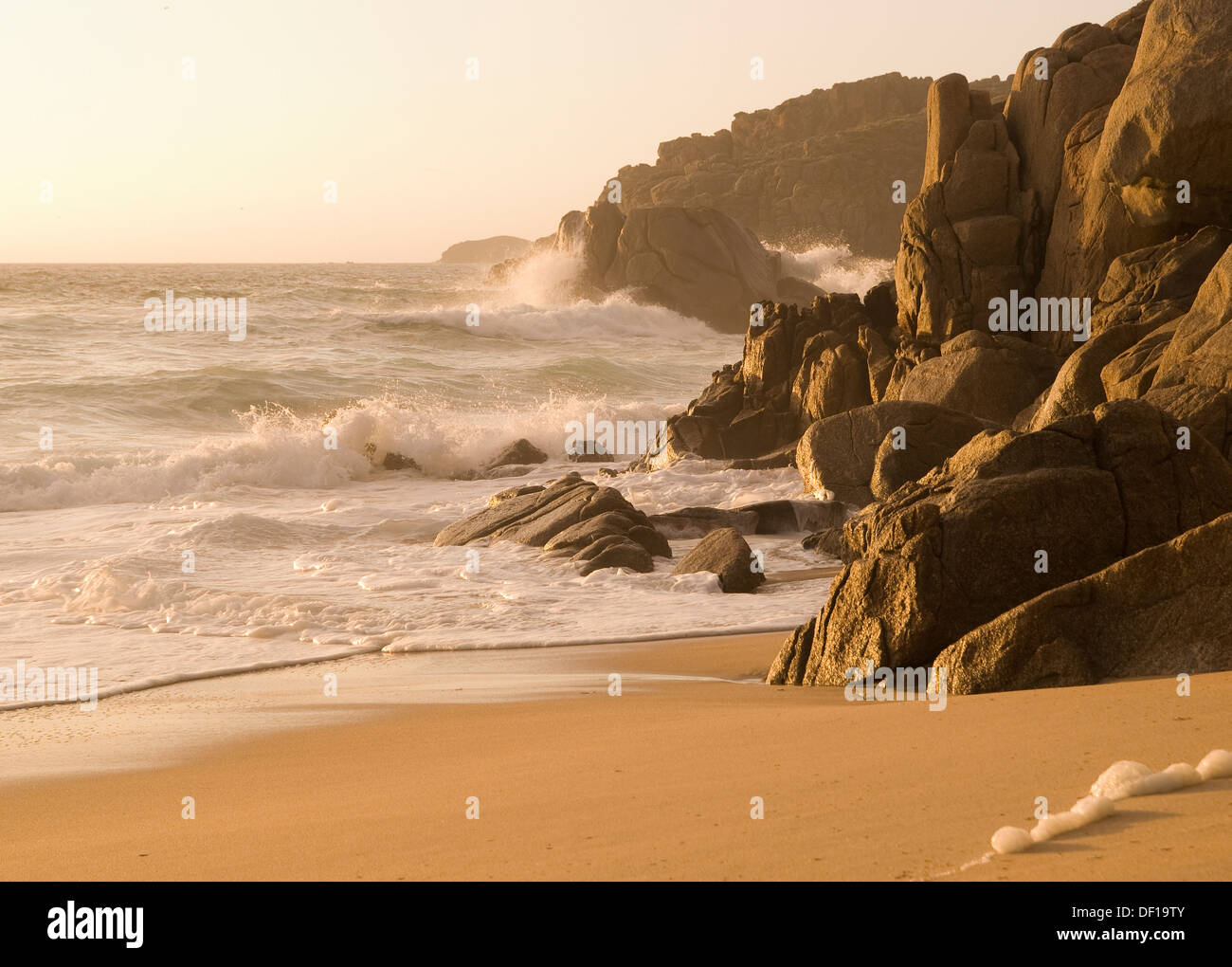 Detail der galicischen Küste zur goldenen Stunde. Stockfoto