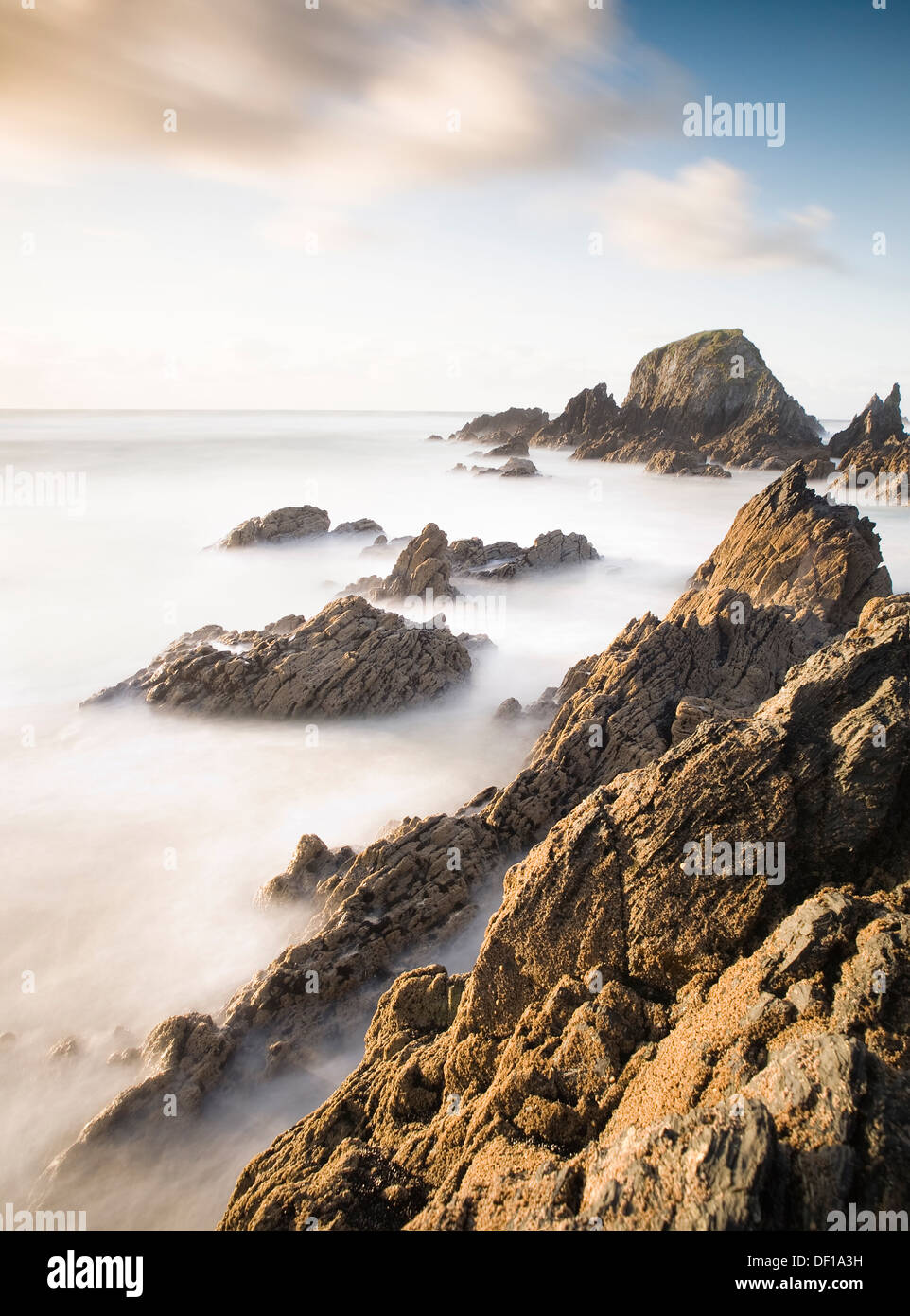 Küsten Seestück in Galicien, Spanien. Die Fotografie wird mit einer Langzeitbelichtung Technik übernommen. Stockfoto