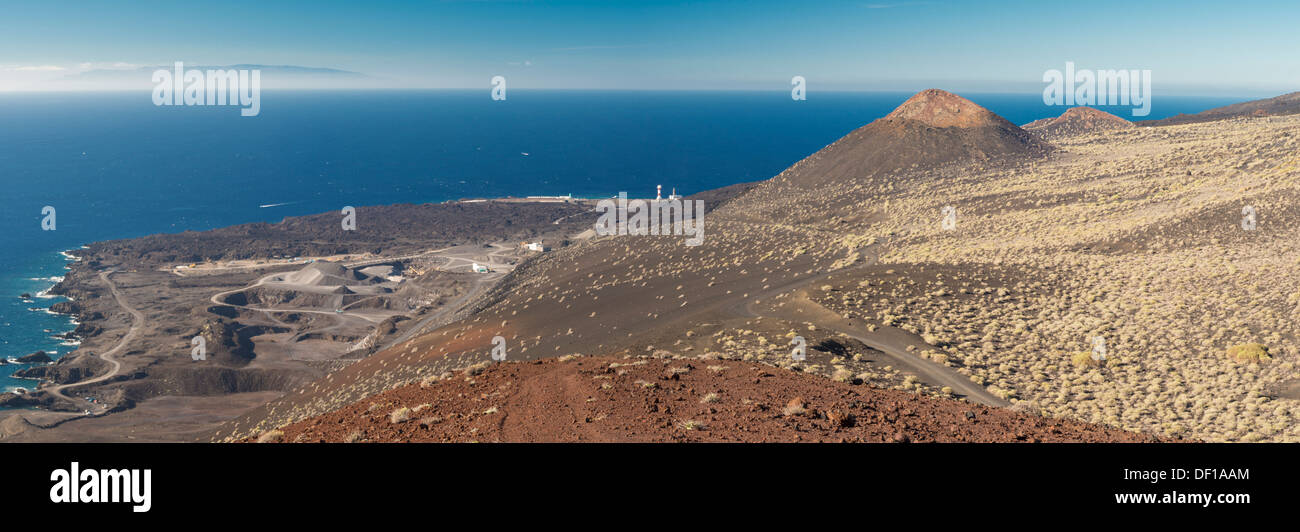 Panorama der südlichen Insel La Palma, mit Steinbruch, Leuchtturm und Salinen von Fuencaliente, Vulkankegel und El Hierro in Ferne, Stockfoto