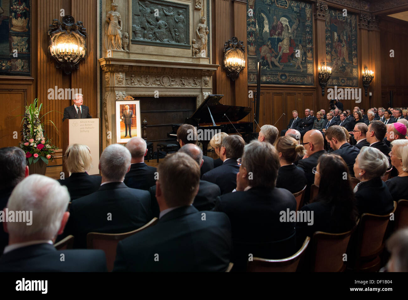 Der deutsche Bundespräsident Joachim Gauck spricht während der Trauerfeier für Berthold Beitz, Vorsitzender der Alfried Krupp von Bohlen Und Halbach-Stiftung in der Villa Hügel in Essen, Deutschland, 26. September 2013. Beitz wäre heute 100 geworden. Foto: ROLF VENNENBERND Stockfoto