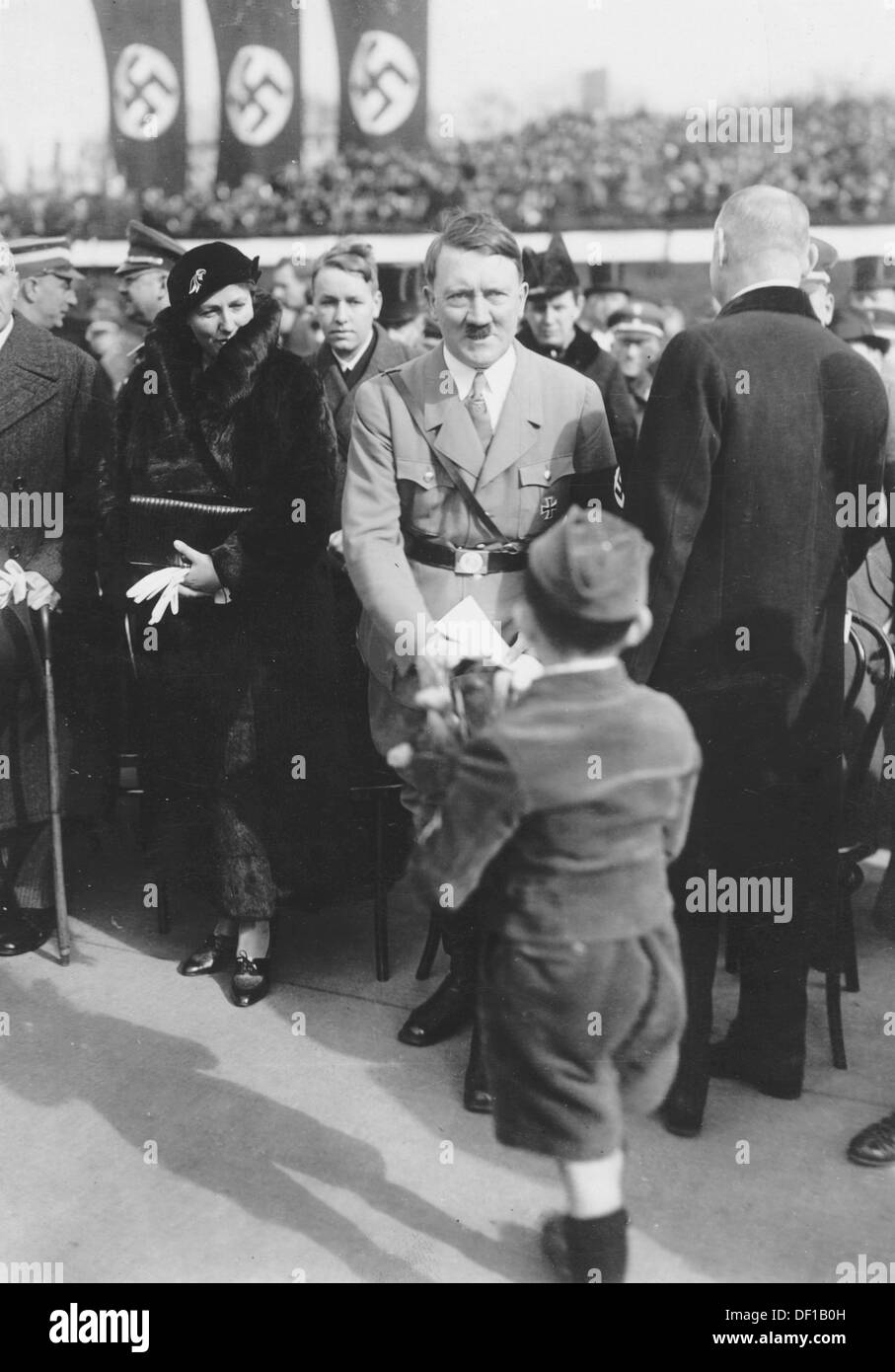 Das Bild der Nazi-Propaganda! Adolf Hitler wird anlässlich der Grundsteinlegung für das Richard-Wagner-Mahnmal in Leipzig am 6. März 1934 von einem kleinen Jungen begrüßt. Zu Hitlers Linken Winifred Wagner, die Schwiegertochter von Richard Wagner. Fotoarchiv für Zeitgeschichte Stockfoto