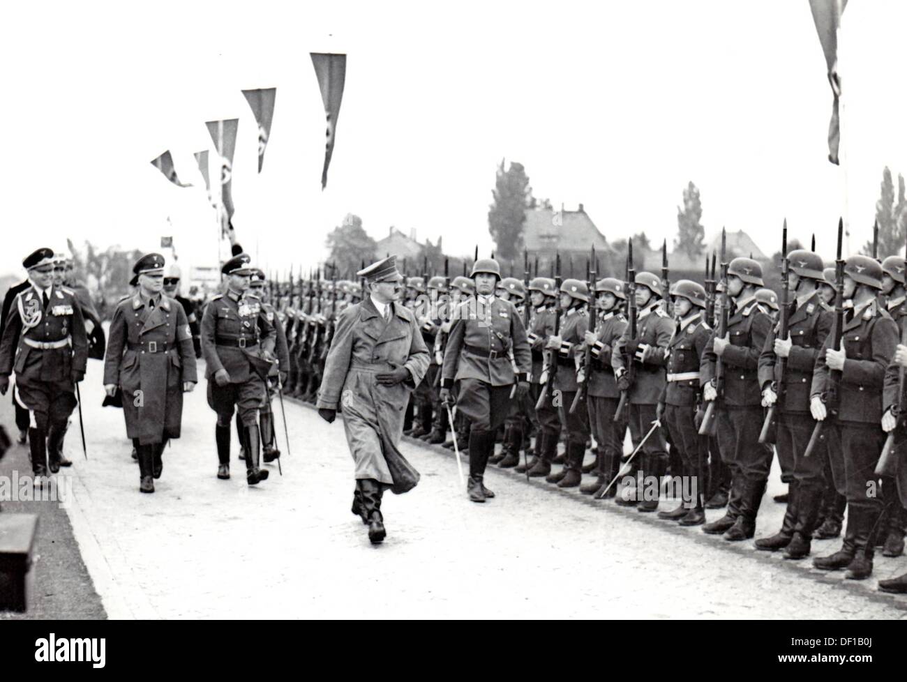 Das Bild der Nazi-Propaganda! Shows Adolf Hitler während der feierlichen Eröffnungszeremonie der Reichsautobahn Dresden - Meerane am Autobahnkreuz Dresden Altstadt in Chemnitz, Deutschland, 25. Juni 1937. Fotoarchiv für Zeitgeschichte Stockfoto