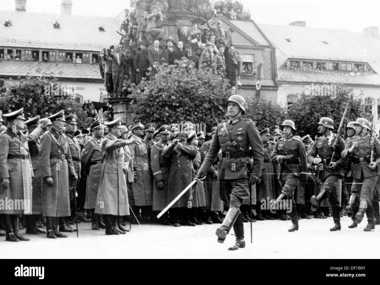 Das Bild der Nazi-Propaganda! Zeigt Adolf Hitler in Kratzau in Sudetenland (Chrastava/Tschechische Republik) nach dem Münchner Abkommen vom 29. September 1938. Am 10. Oktober 1938 wurde die tschechoslowakische Gemeinde Chrastava von deutschen Truppen besetzt und im April 1939 in das neue Reichsgau Sudetenland integriert. Fotoarchiv für Zeitgeschichte Stockfoto