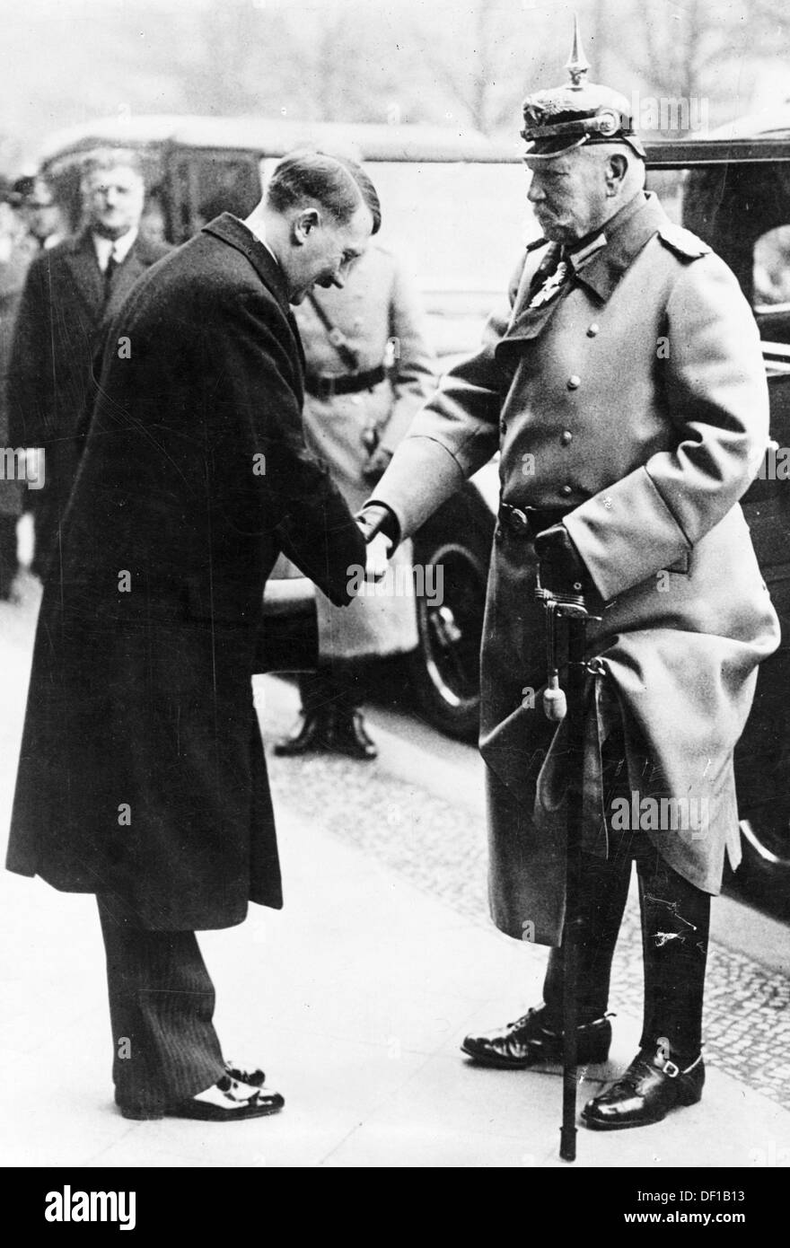 Das Bild der Nazi-Propaganda! Adolf Hitler begrüßt den Reichspräsidenten Paul von Hindenburg vor der Staatsoper in Berlin anlässlich des Heldengedenktags am 25. Februar 1934. Fotoarchiv für Zeitgeschichte Stockfoto