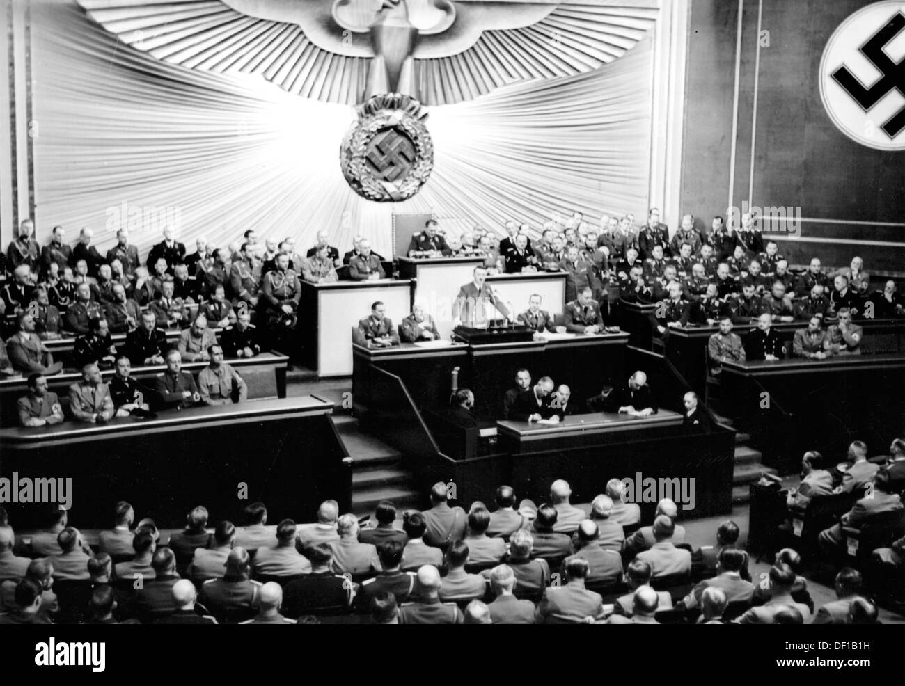 Das Bild der Nazi-Propaganda! Zeigt Reichskanzler Adolf Hitler mit einer Rede vor dem Reichstag in der Kroll-Oper in Berlin, 6. Oktober 1939. Fotoarchiv für Zeitgeschichte Stockfoto