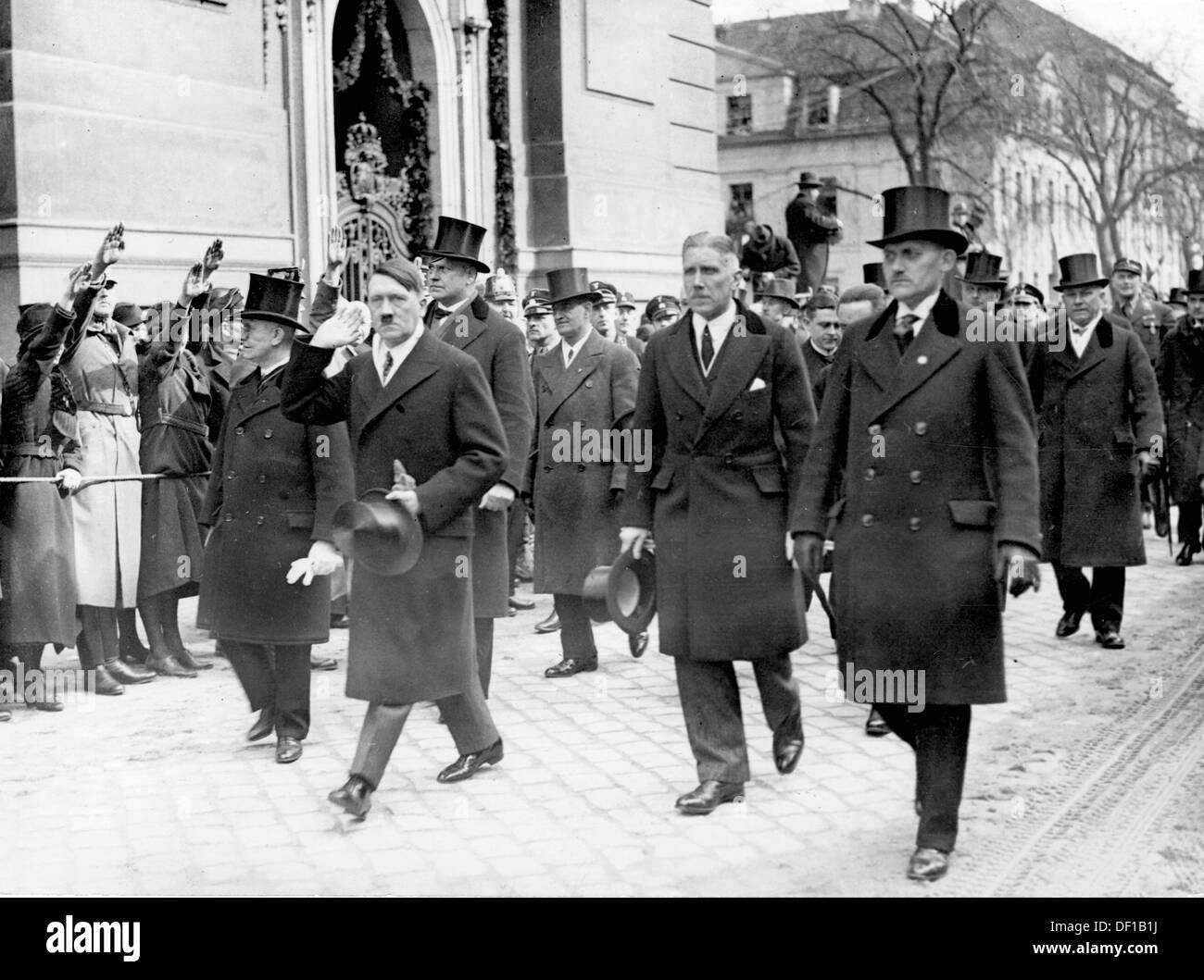 Reichskanzler Adolf Hitler wird mit Vizekanzler Franz von Papen und Vertretern der Reichsregierung bei ihrer Ankunft an den Feierlichkeiten zur feierlichen Eröffnung des Reichstags vor der Garnisonskirche in Potsdam, Deutschland, am 21. März 1933 abgebildet. Fotoarchiv für Zeitgeschichte Stockfoto