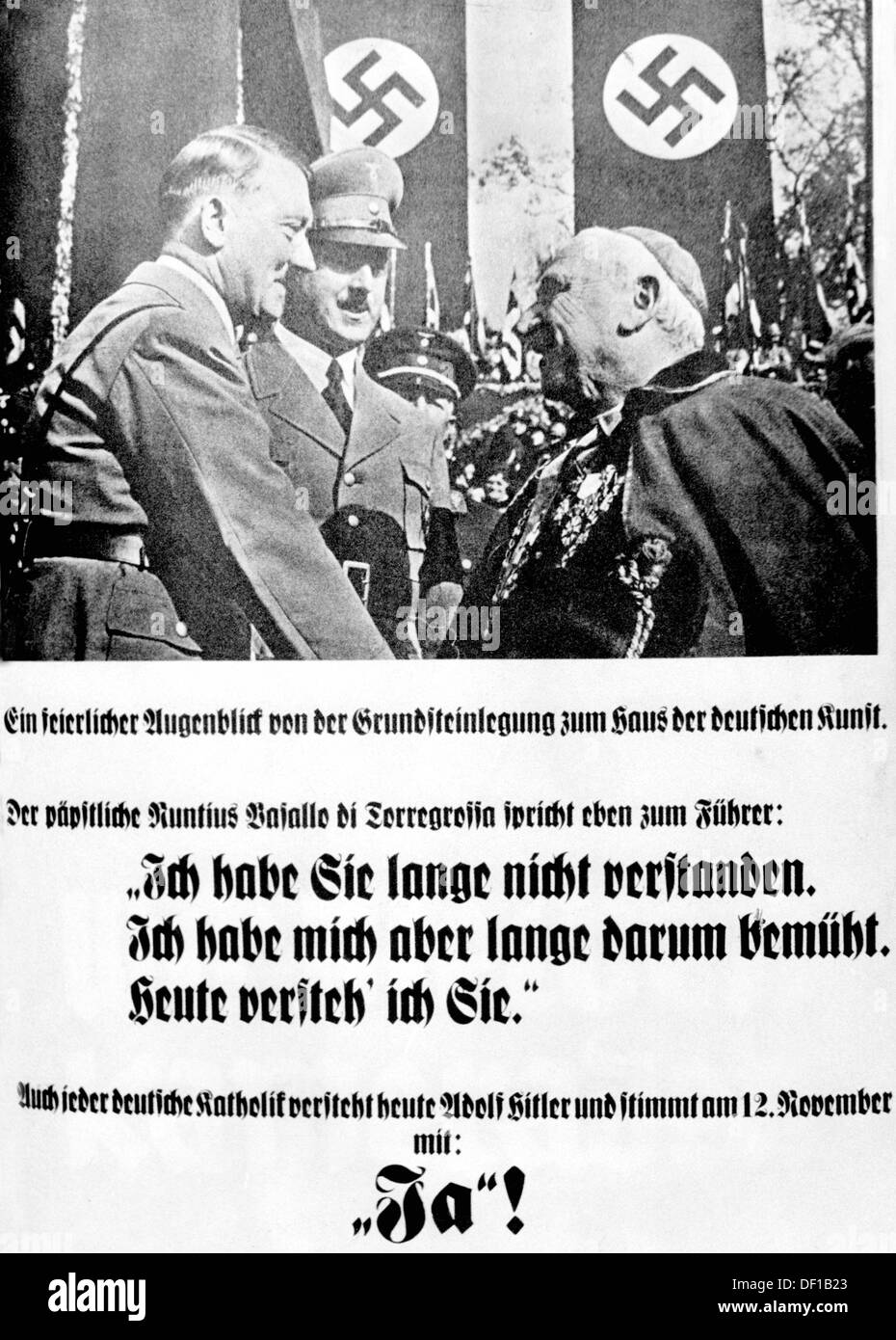 Das Bild von der Nazi-Propaganda! zeigt ein Plakat für die Wahlen zum Reichstag, die ein Foto von Adolf Hitler mit dem päpstlichen Nuntius Alberto Vassallo di Torregrossa bei der Eckstein Grundsteinlegung für das Haus der Deutschen Kunst (Haus der deutschen Kunst) in München, Deutschland, 15. Oktober 1933 abbildet. Im folgenden Torregrossa zitiert: "Ich habe nicht verstanden, dass Sie für eine lange Zeit. Ich wollte schon seit längerem. Heute, ich verstehe dich. " Für den Wahlkampf ein Satz angefügt: "heute auch jeden deutschen katholischen versteht, Adolf HItler und stimmen mit"Ja!"am 12. November." Foto: Berliner Verlag/Arc Stockfoto