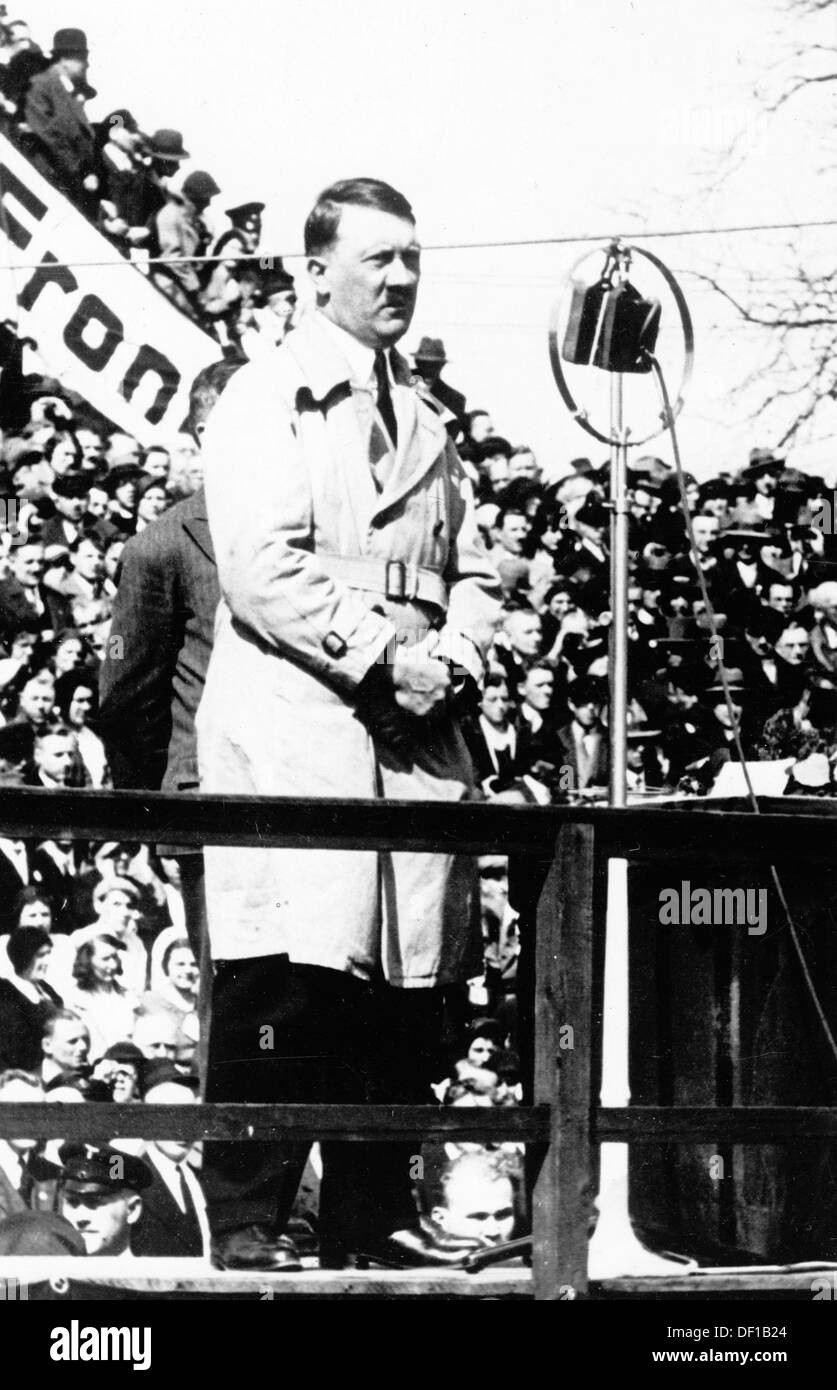 Das Bild der Nazi-Propaganda! Adolf Hitler hält 1932 in Dresden eine Rede. Fotoarchiv für Zeitgeschichte Stockfoto