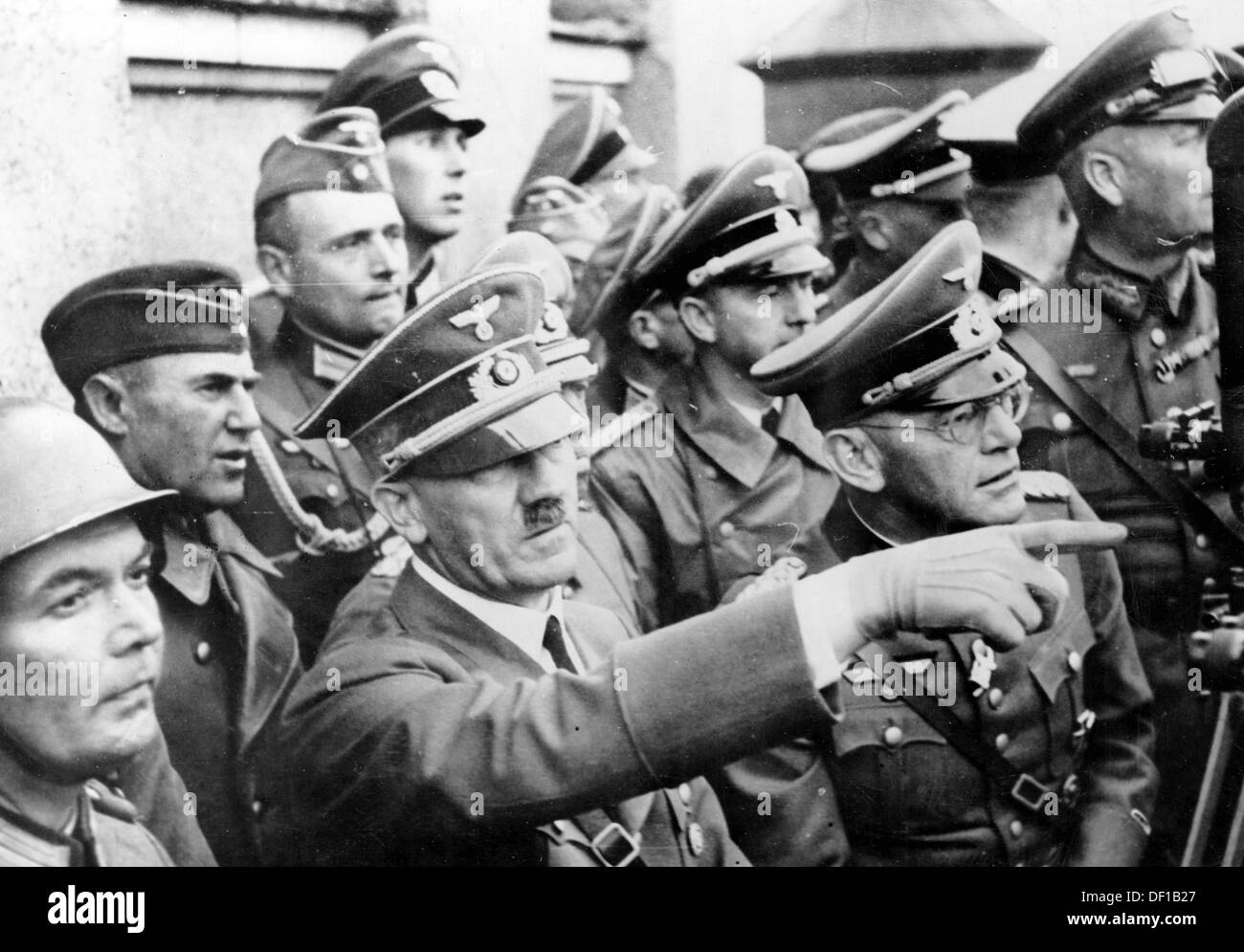 Das Bild der Nazi-Propaganda! Zeigt Adolf Hitler mit Generälen und Offizieren hinter einem Periskop. Datum (um den 1941. Dezember 42) und Ort unbekannt. Fotoarchiv für Zeitgeschichte Stockfoto