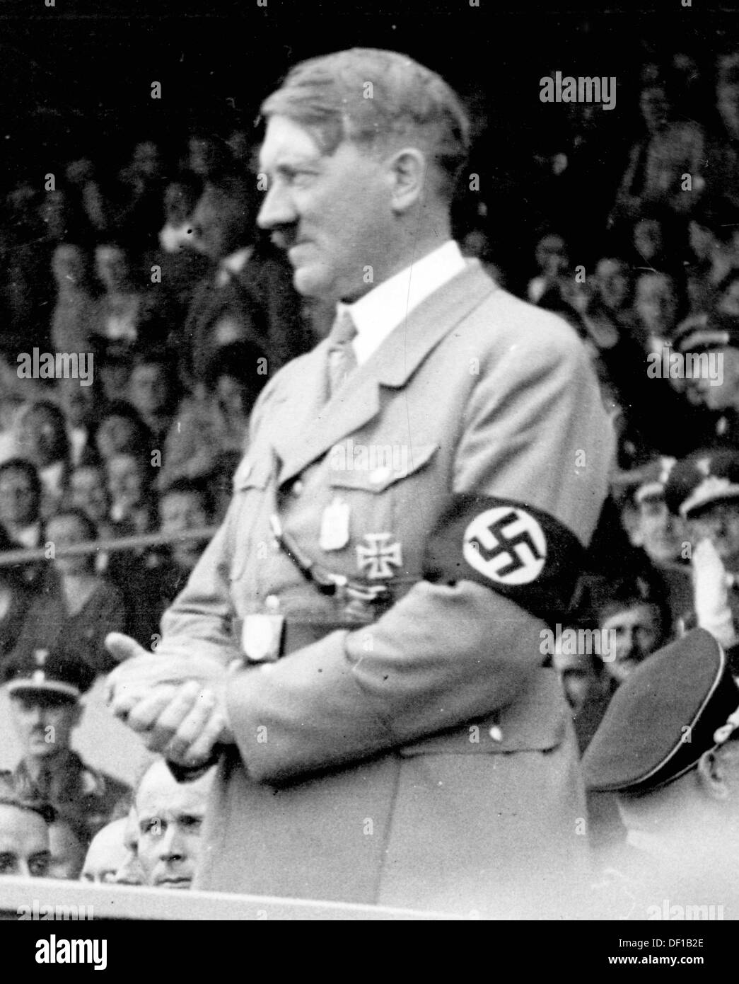 Das Bild der Nazi-Propaganda! Zeigt Adolf Hitler mit einem Hakenkreuz-Armband auf einer öffentlichen Veranstaltung. Datum und Ort unbekannt. Fotoarchiv für Zeitgeschichte Stockfoto