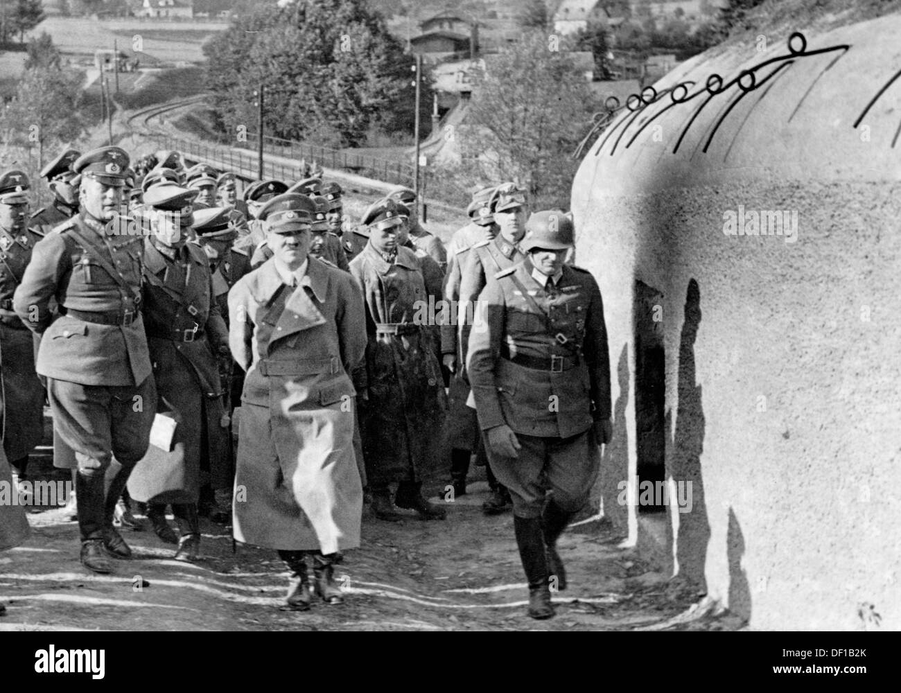Das Bild der Nazi-Propaganda zeigt Adolf Hitler, der Anfang Oktober nach dem Münchner Abkommen vom 29. September 1938 in Sudetenland einen tschechischen Bunker in der Nähe des Dorfes Neuerbersdorf (Bezirk Freudenthal/tschechischer Bruntal) besucht hat. Fotoarchiv für Zeitgeschichte Stockfoto