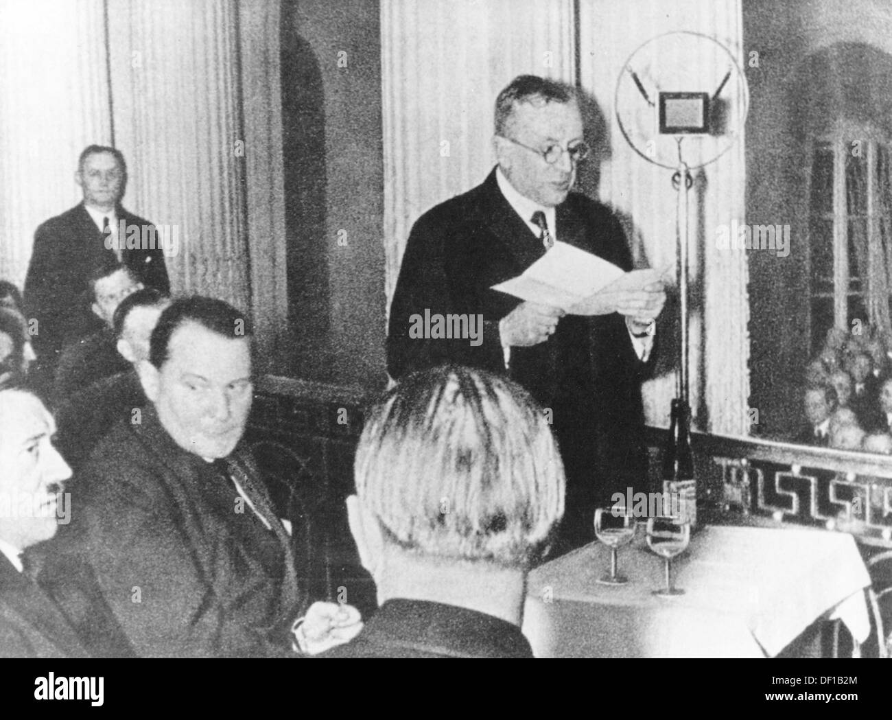 (l-r) Adolf Hitler, Hermann Göring und der industriemagat Fritz Thyssen (Rede) werden am 26. Januar 1932 im Industrieverein Düsseldorf (Industrieverein Düsseldorf) in Deutschland abgebildet. Thyssen lud Hitler ein, eine Rede zu halten, um Industriemagnaten, Banker und Bauern vorzustellen. Fotoarchiv für Zeitgeschichte Stockfoto