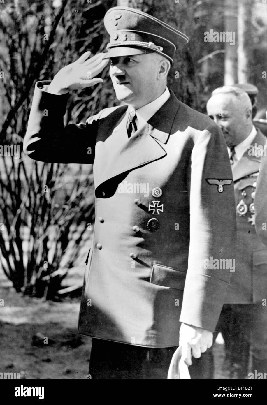 Das Bild der Nazi-Propaganda! Adolf Hitler in Uniform gibt 1944 den Nazi-Salut. Fotoarchiv für Zeitgeschichte Stockfoto