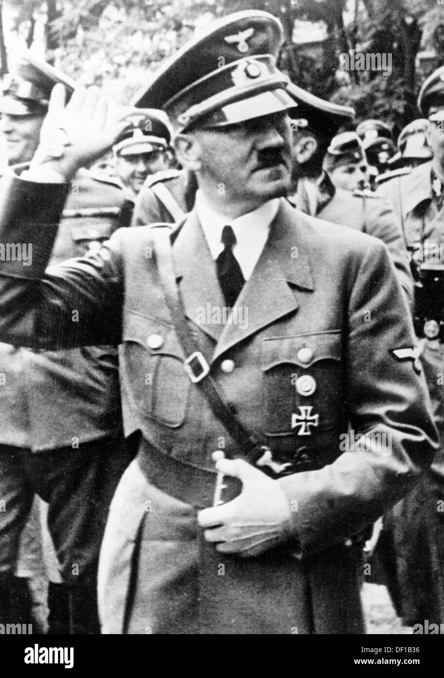 Das Bild der Nazi-Propaganda! Adolf Hitler marschiert im September 1939 nach der Invasion Polens und dem Beginn des Zweiten Weltkriegs entlang eines Regiments Fotoarchiv für Zeitgeschichte Stockfoto