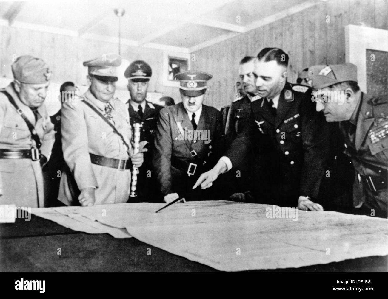 Das Bild der Nazi-Propaganda! Zeigt Adolf Hitler die militärische Situation im Kommandobunker von Göring in Potsdam, Deutschland, Datum unbekannt. (3-r Generalmajor Josef 'Beppo' Schmid) Fotoarchiv für Zeitgeschichte Stockfoto