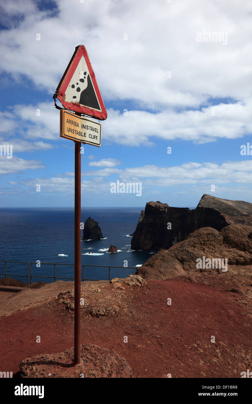 Madeira Road Sign Arriba Instável, instabiler Klippe, Vorsicht Steinschlag Stockfoto