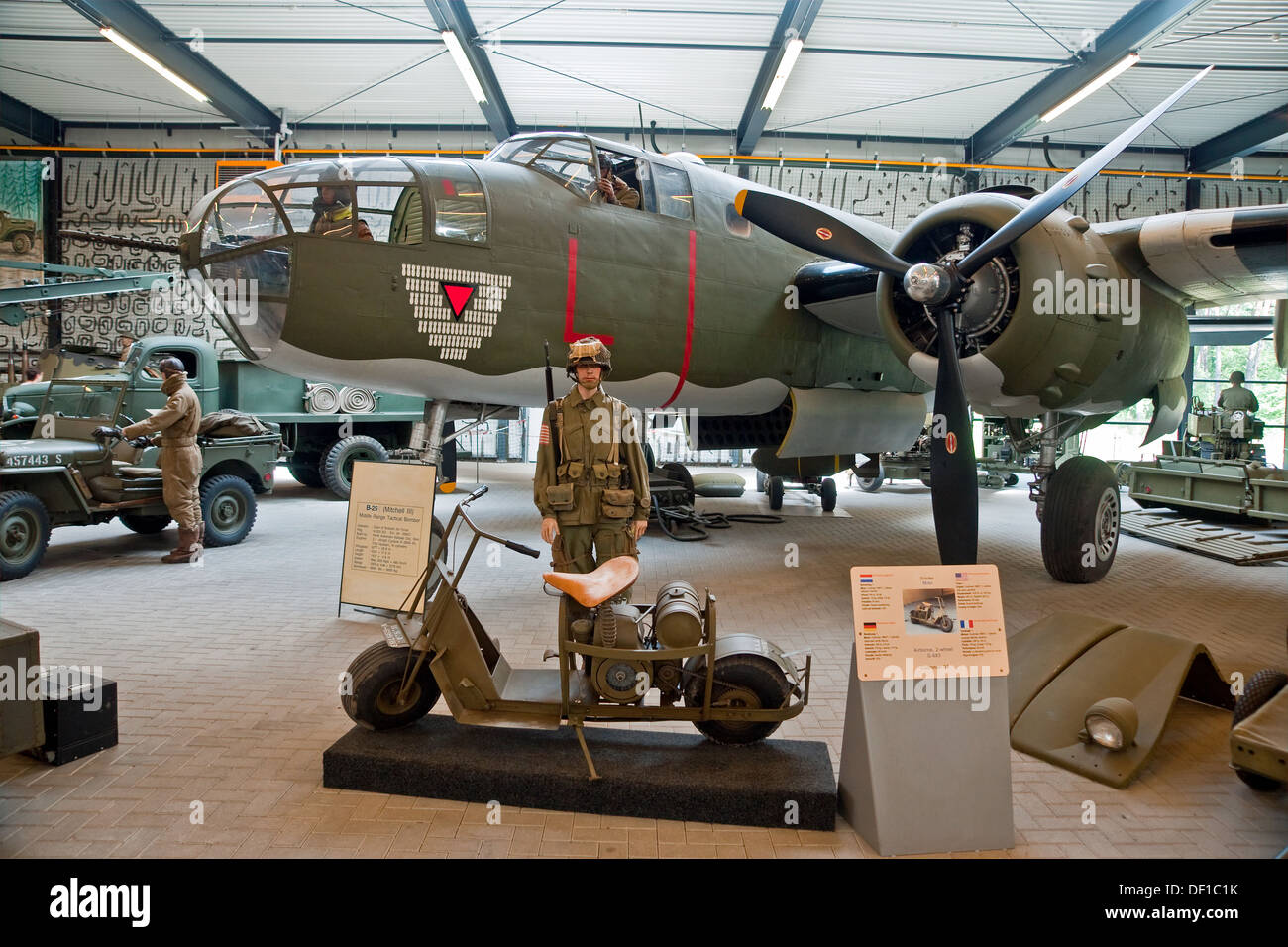World War II B-25 Mitchell III Bomber erhalten bei Overloon Kriegsmuseum, Niederlande Stockfoto