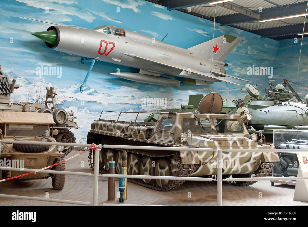Sowjetische kalten Krieges Mig-21 Kampfflugzeugen und Militärfahrzeuge angezeigt bei Overloon Kriegsmuseum, Niederlande Stockfoto