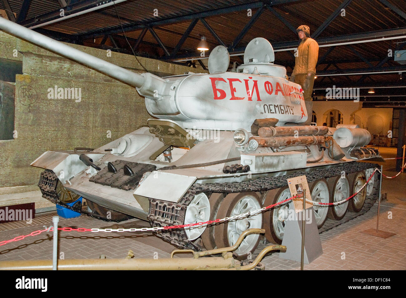 Sowjetischer t-34 Panzer in Winter Tarnung erhalten in der Marshall-Sammlung in Overloon Kriegsmuseum, Niederlande Stockfoto